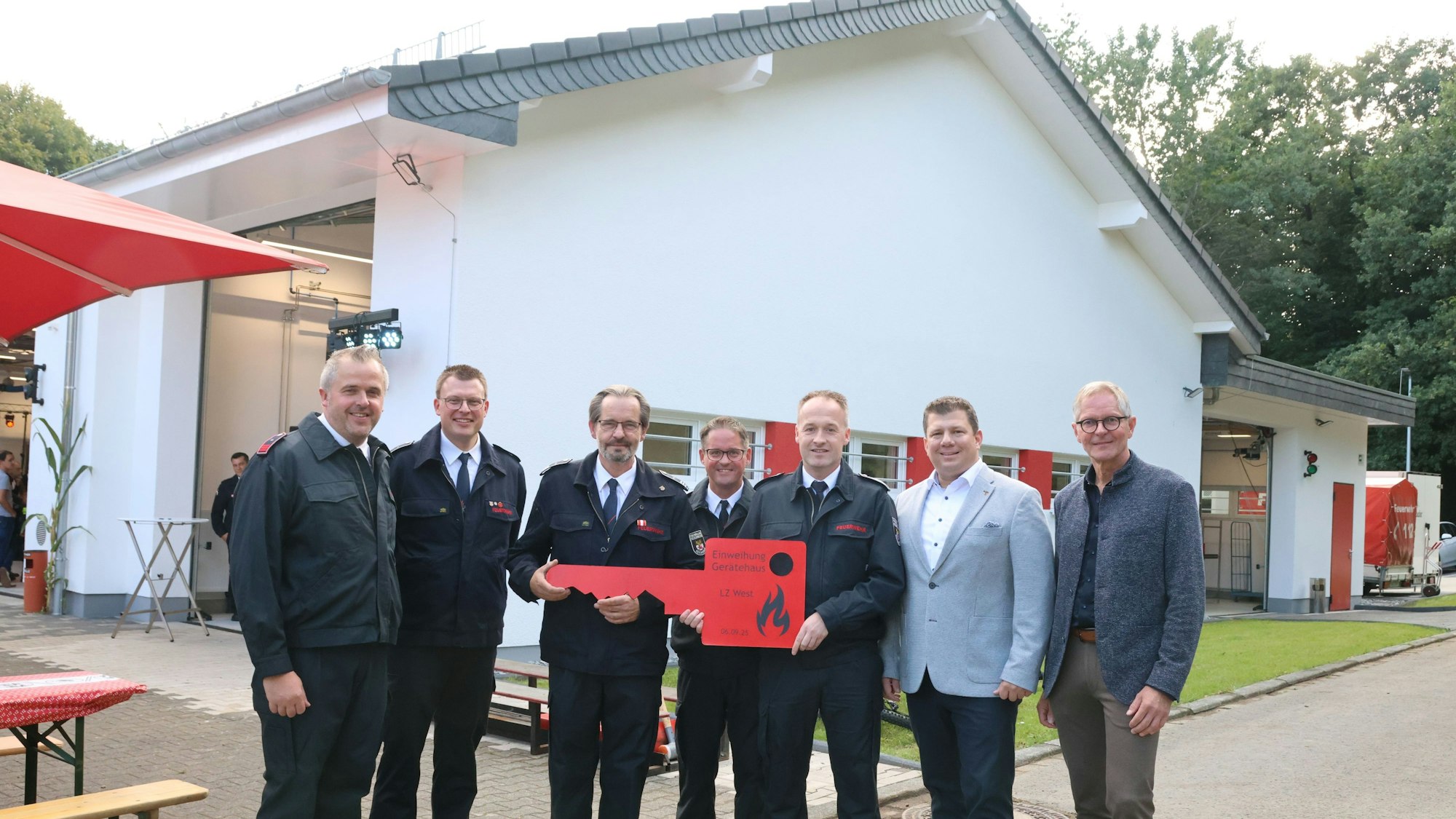Schlüsselübergabe: René Kauffmann (2.v.r) dankte Rüdiger Schöler (3.v.l.) und Sascha Frede (3.v.r.) für ihren ehrenamtlichen Dienst.