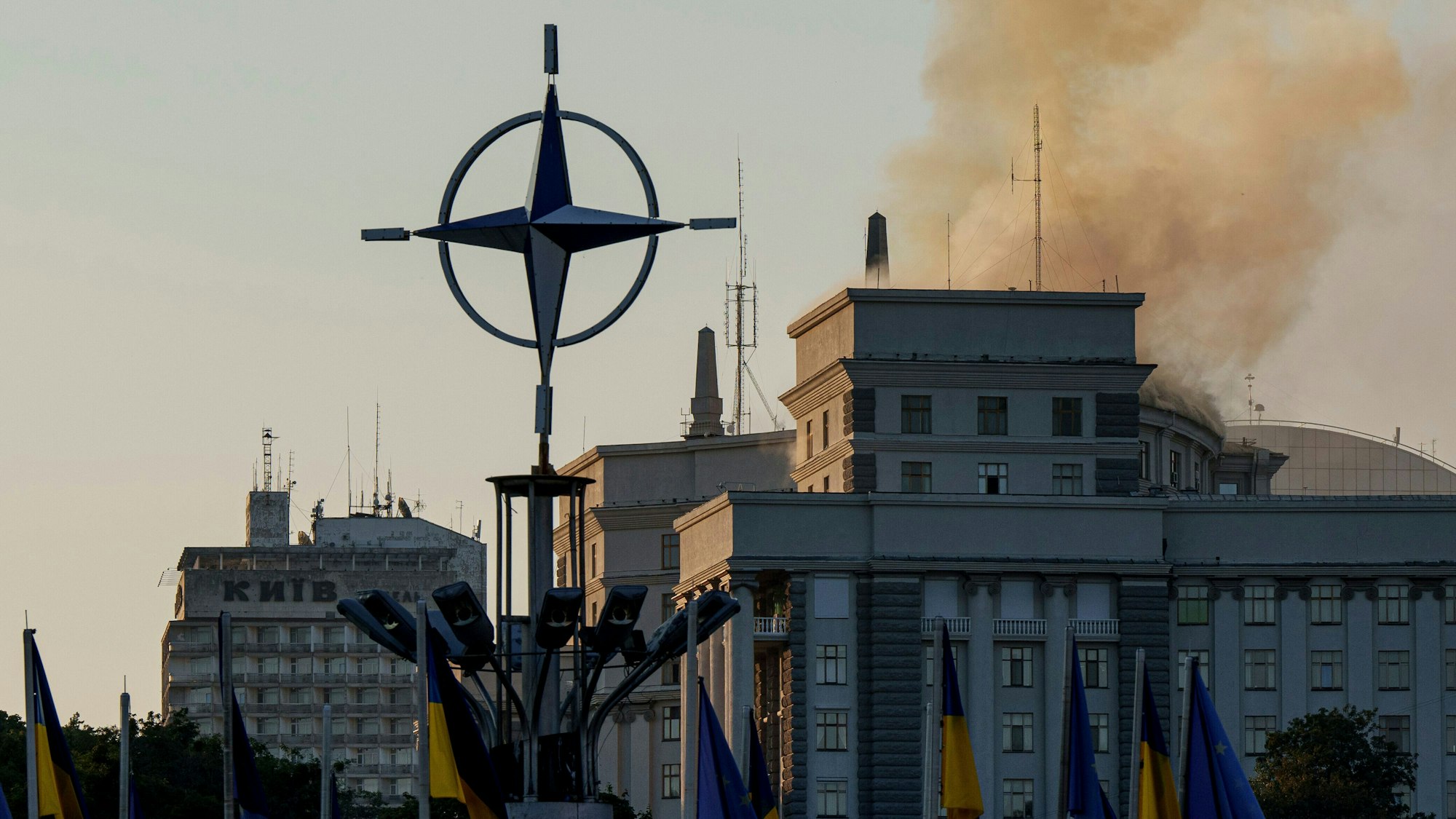 07.09.2025, Ukraine, Kiew: Rauch steigt nach einem russischen Angriff aus dem Gebäude des Ministerkabinetts auf. Foto: Evgeniy Maloletka/AP/dpa +++ dpa-Bildfunk +++
