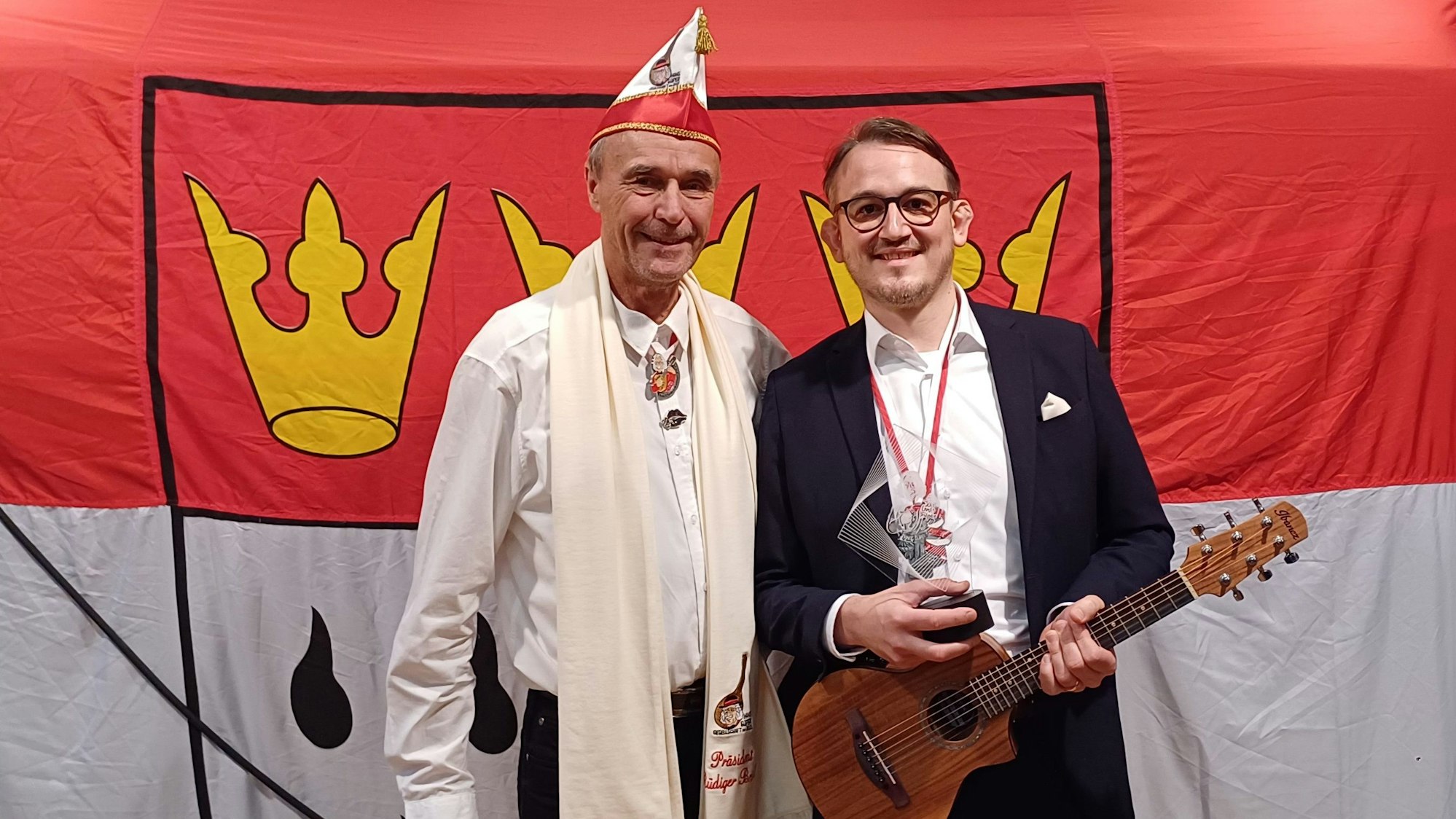 Präsident der Gesellschaft Rüdiger Brühl mit dem Gewinner von 2024 Fabian Rangol.