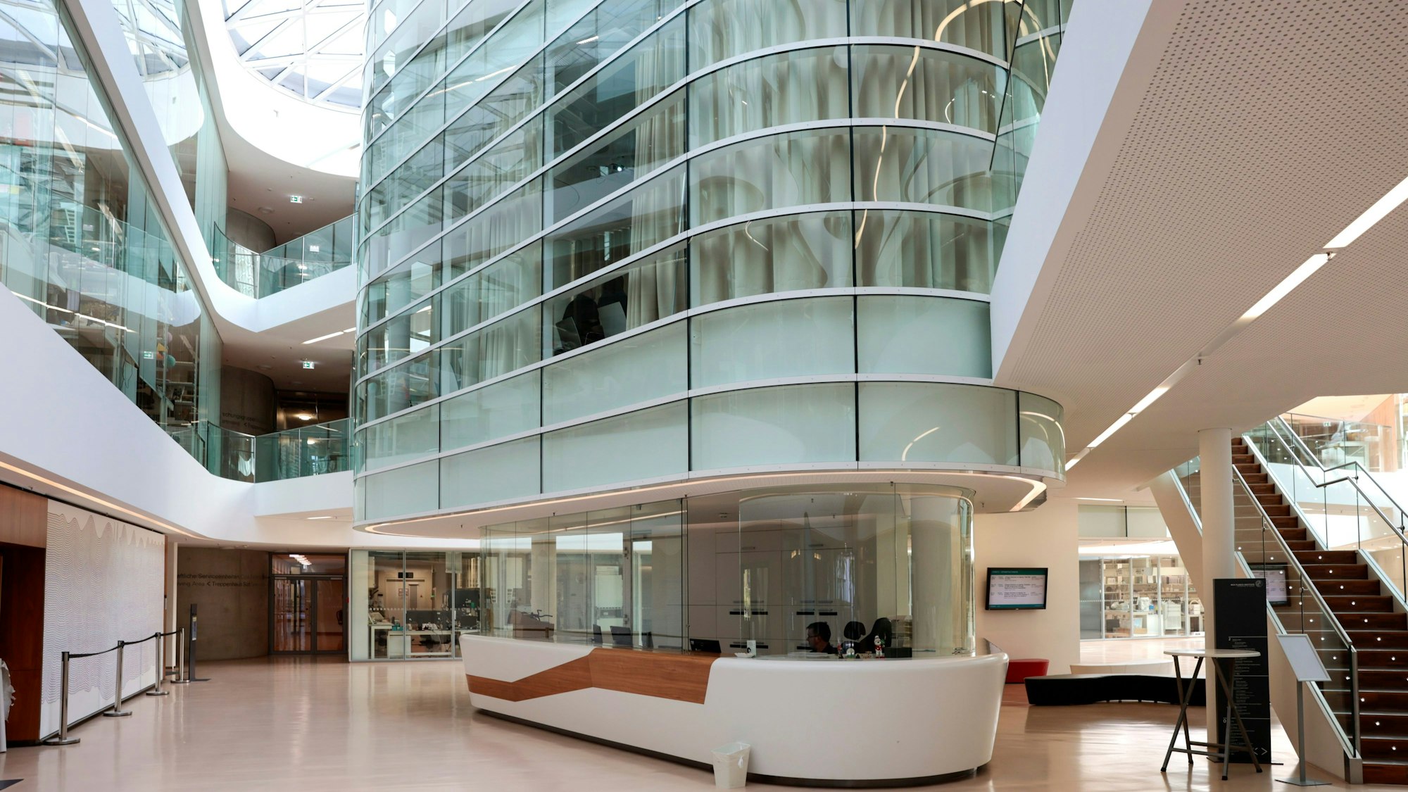 Die Eingangshalle des Instituts in Lindenthal