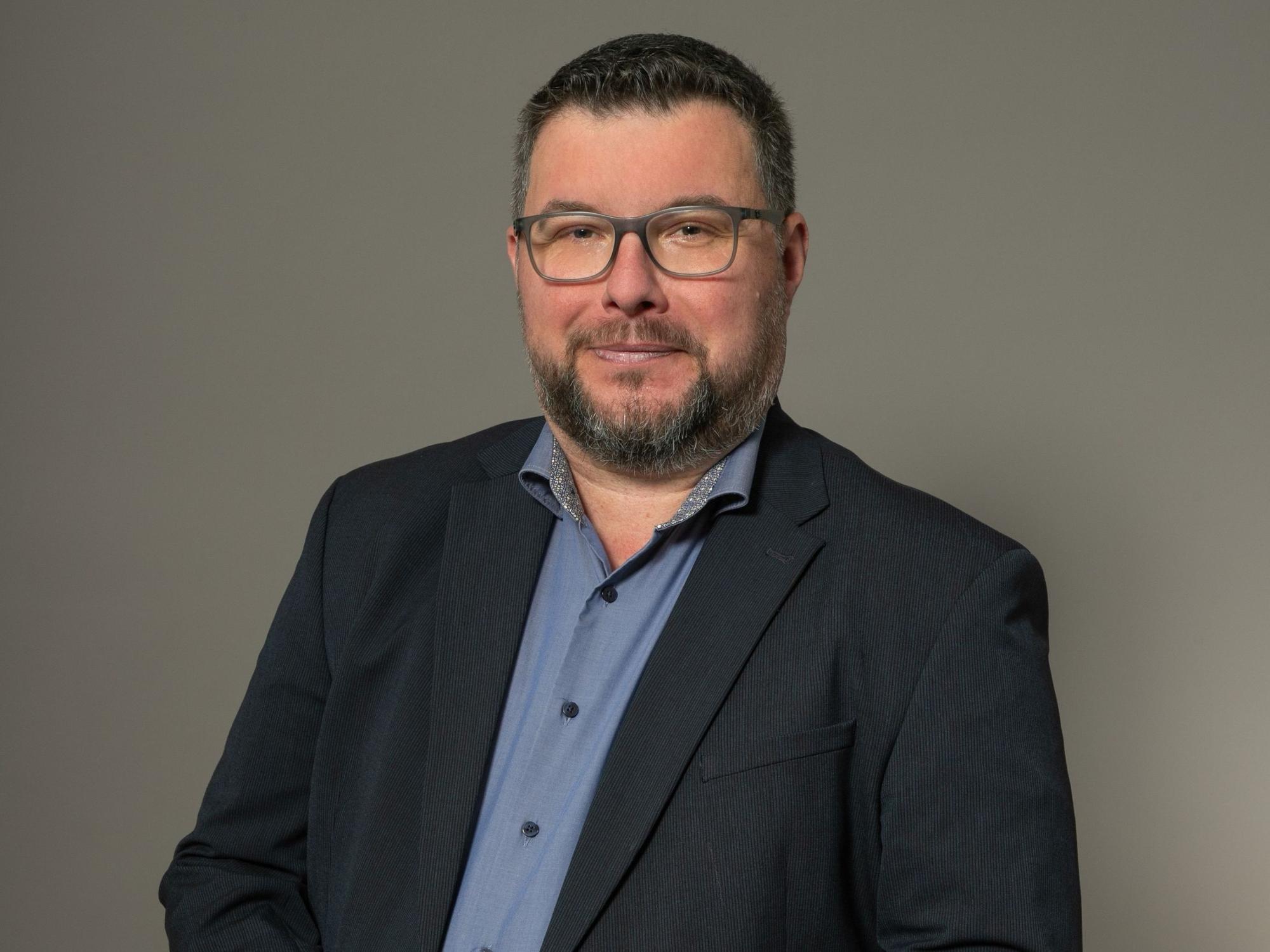 Das Bild zeigt Timm Fischer im Portrait.