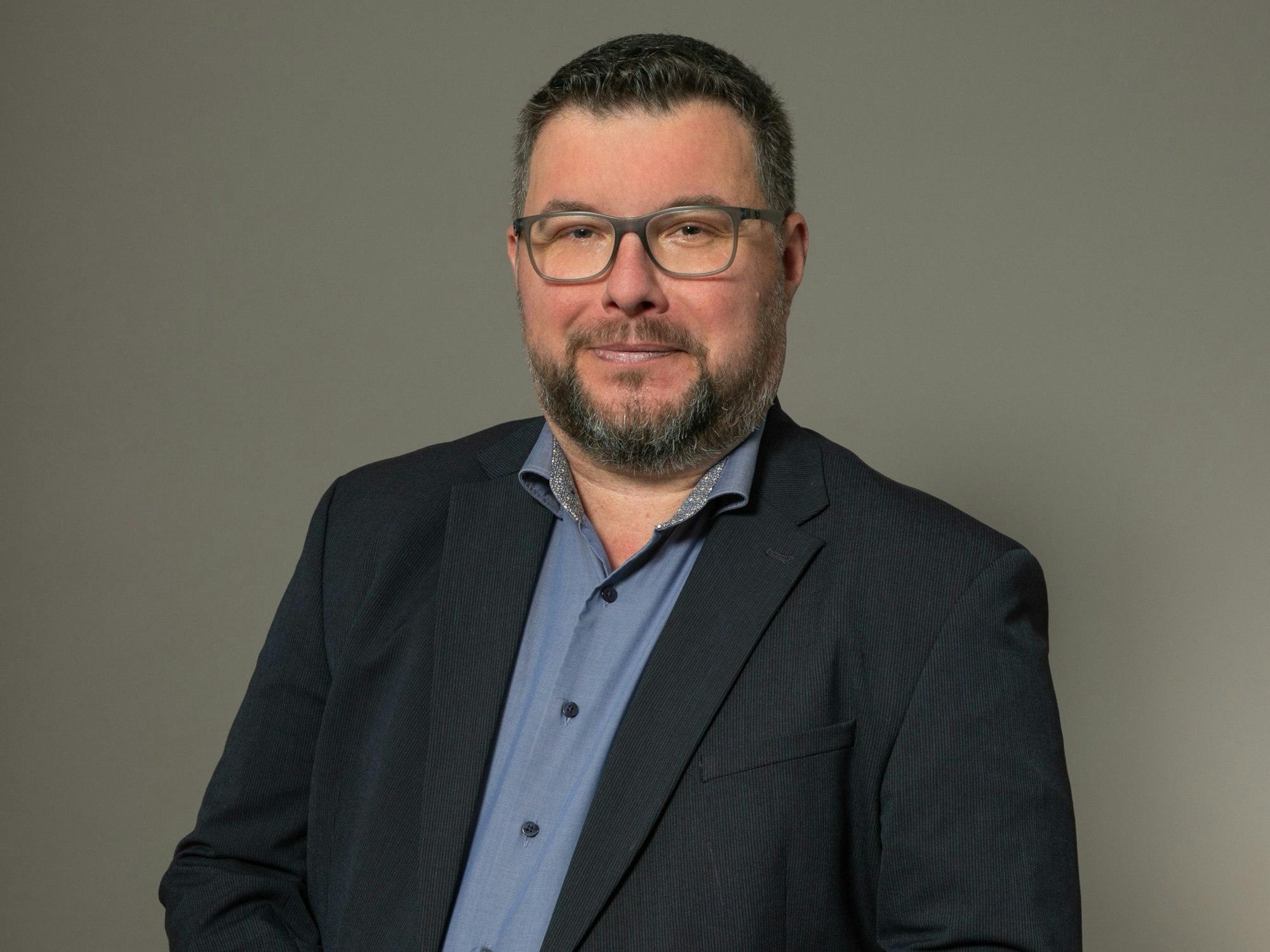 Das Bild zeigt Timm Fischer im Portrait.