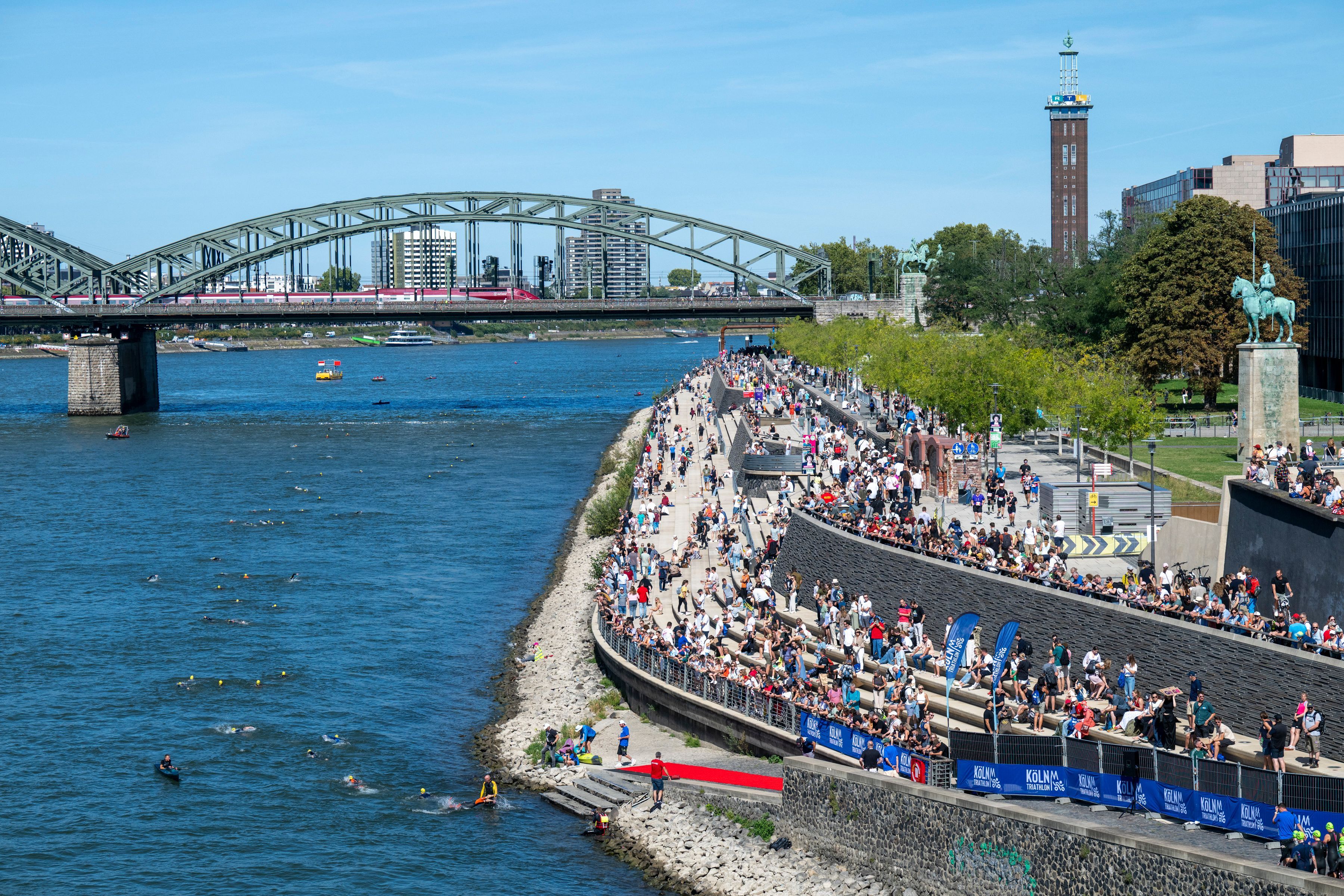 Mit dem Schwimmen im Rhein beginnt der Köln-Triathlon.