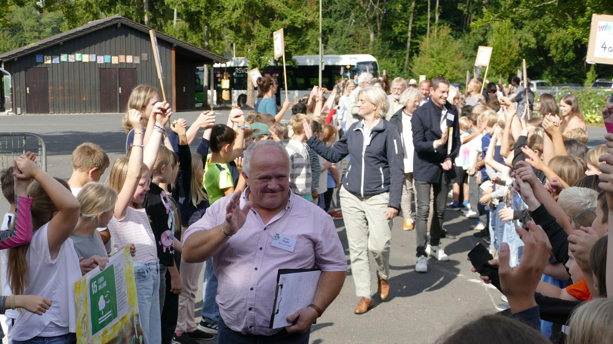 Empfangen wie Ehrengäste: An der GGS Wahlscheid begrüßten Kinder die Jury des Landeswettbewerbs „Unser Dorf hat Zukunft“.