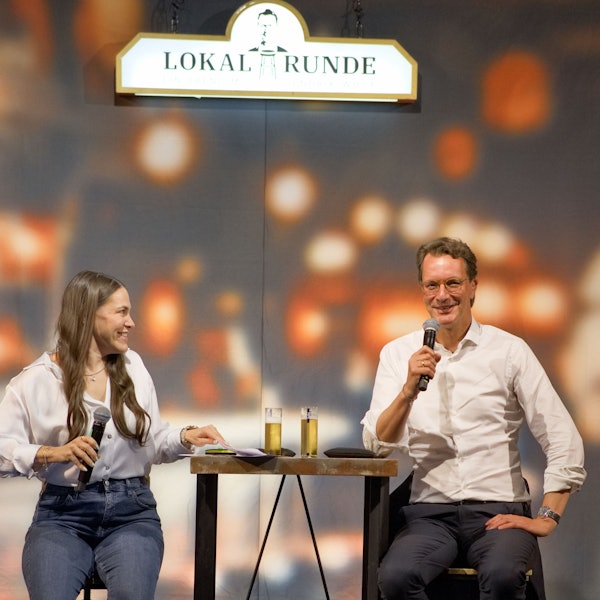 Das Bild zeigt den Ministerpräsidenten mit Moderatorin Pia Pietsch.