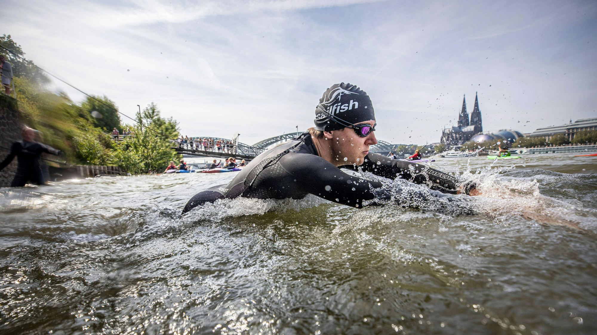 News Bilder des Tages Triathleten starten beim 2. Carglass Köln-Triathlon ihr Schwimmen im Rhein. Schwimmstart der Sprint-Distanz, hier müssen 500m geschwommen werden, um den Vorteil der Strömung im Rhein auszugleichen werden effektiv ca. 650m geschwommen. Aus Sicherheitsgründen müssen alle Sportler einen Neoprenanzug tragen. Mit 3105 Teilnehmenden ist die Veranstaltung ausgebucht. Köln, 03.09.2023 NRW Deutschland *** Triathletes start at the 2 Carglass Cologne Triathlon their swim in the Rhine Swim start of the sprint distance, here must be swum 500m, to compensate for the advantage of the current in the Rhine are effectively swum about 650m For safety reasons, all athletes must wear a wetsuit With 3105 participants, the event is fully booked Cologne, 03 Copyright: xMatthiasxHeinekampx