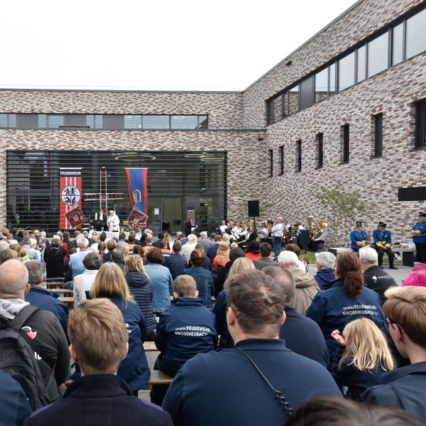 Das Bild zeigt die vielen Besucher der Einweihung von hinten, die einer Rede lauschen.