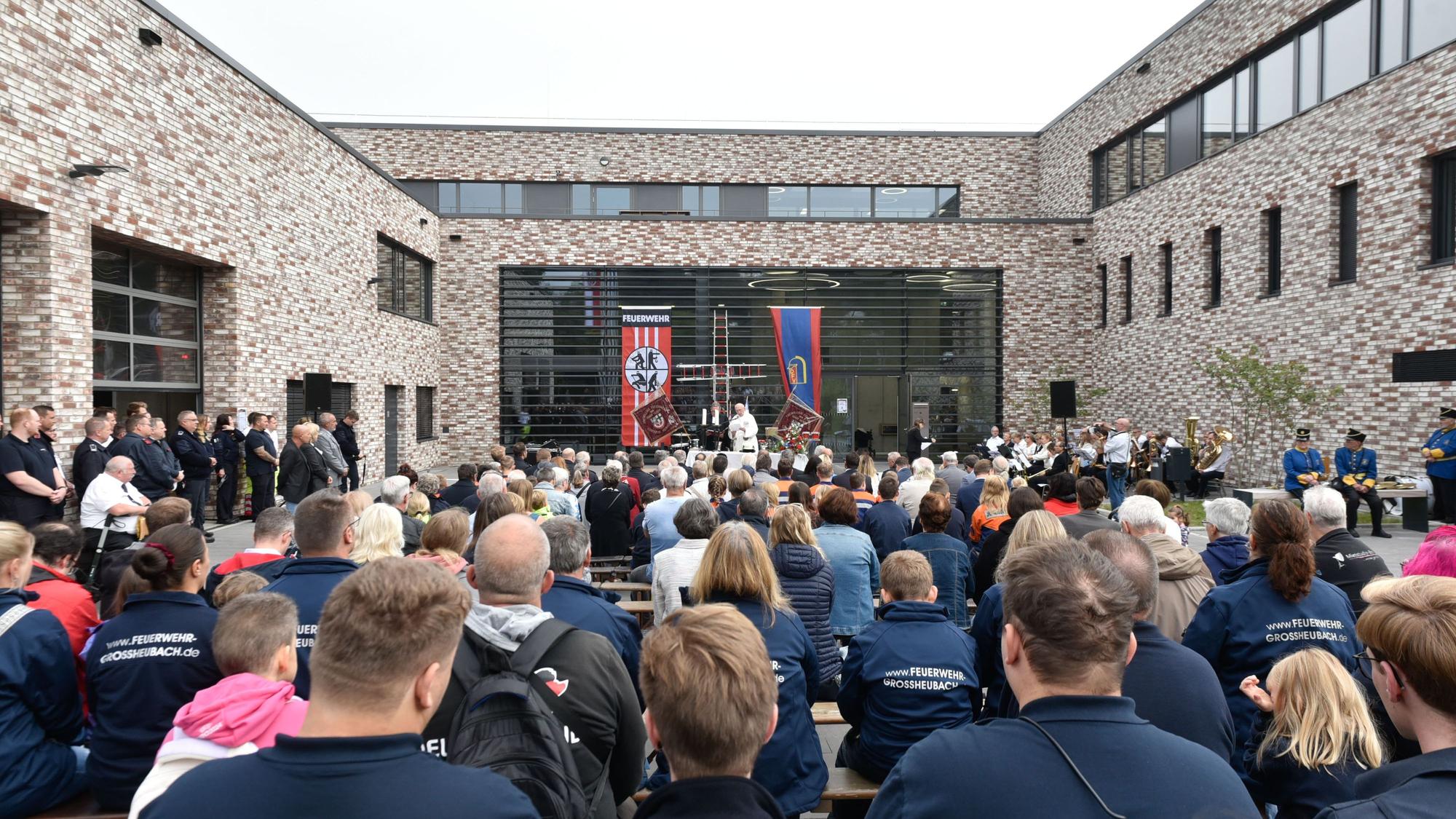 Das Bild zeigt die vielen Besucher der Einweihung von hinten, die einer Rede lauschen.