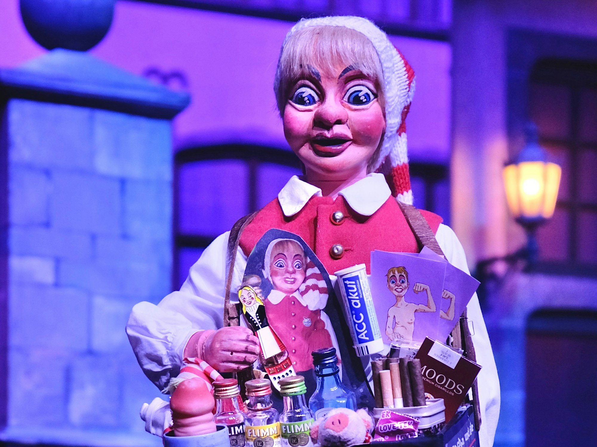 Mit einem Bauchladen macht Hänneschen sich auf in einen verhängnisvollen Junggesellenabschied.