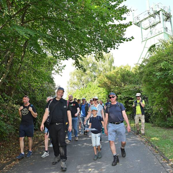 Eine Gruppe von Wanderern läuft einen Weg entlang, darunter Wanderführer Guido Wagner.