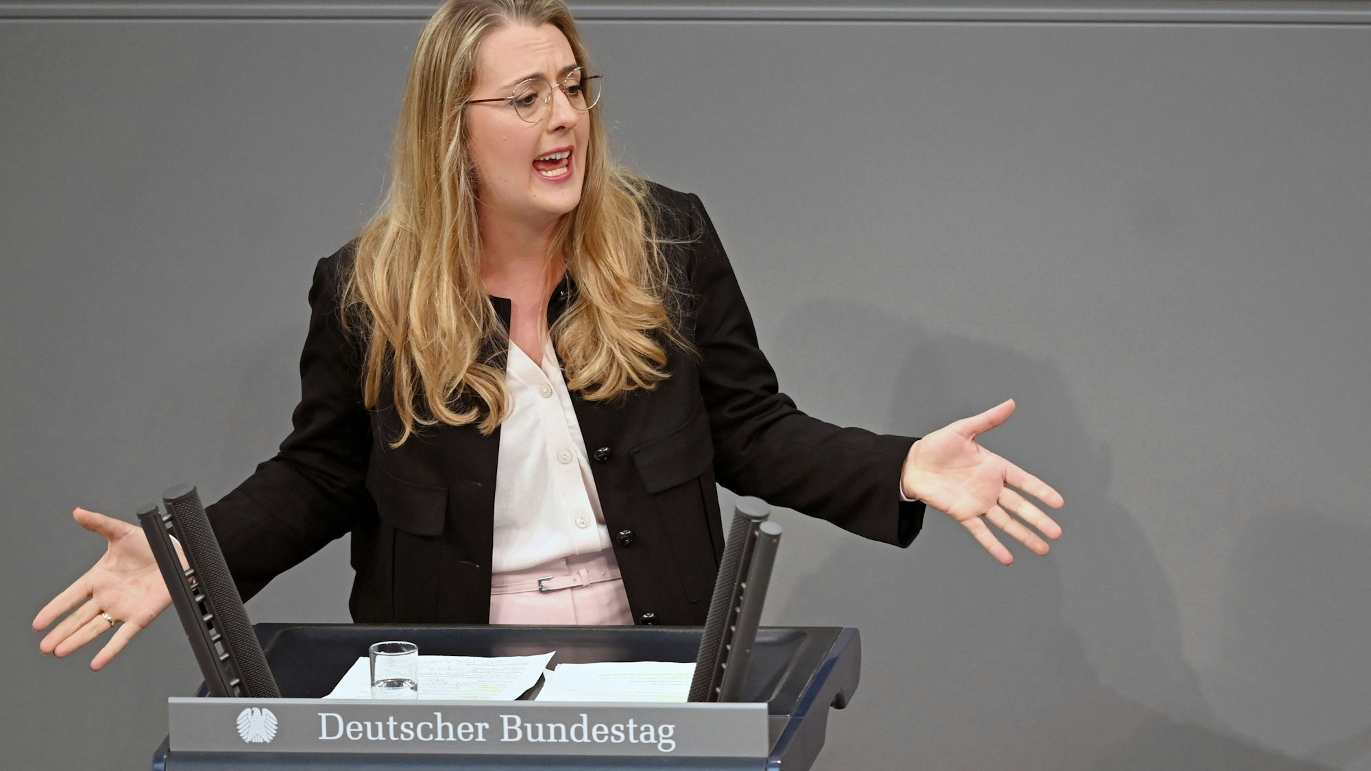 Katharina Dröge, Fraktionsvorsitzende von Bündnis 90/Die Grünen, will nicht am Datum für das Verbrenner-Aus festhalten.