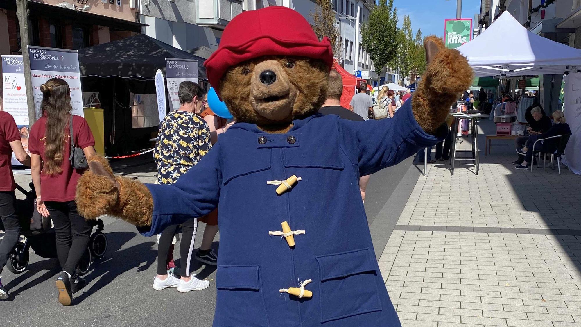 Als Magnet für die Kinder streifte Paddington Bär über die Hauptstraße.