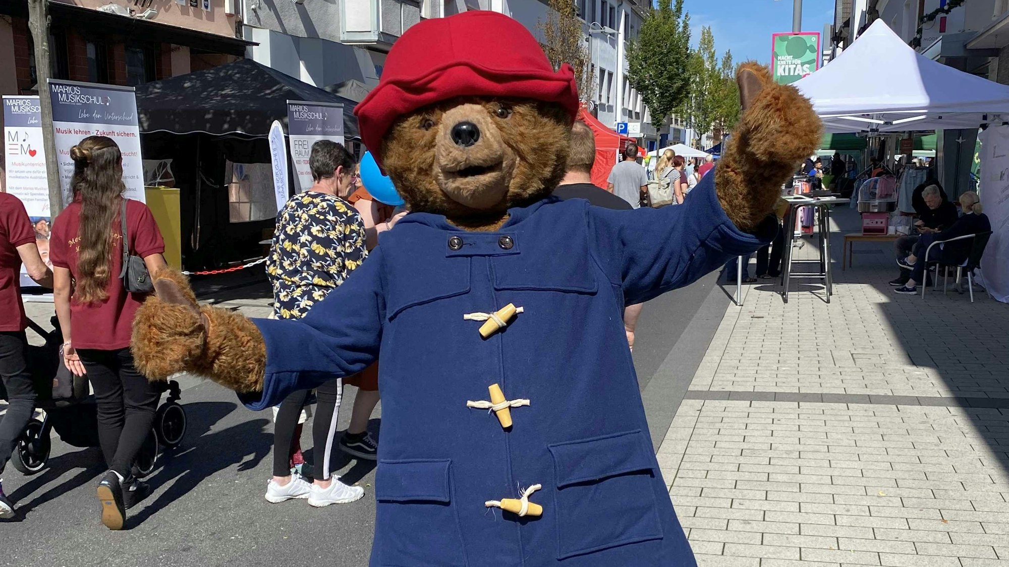 Als Magnet für die Kinder streifte Paddington Bär über die Hauptstraße.