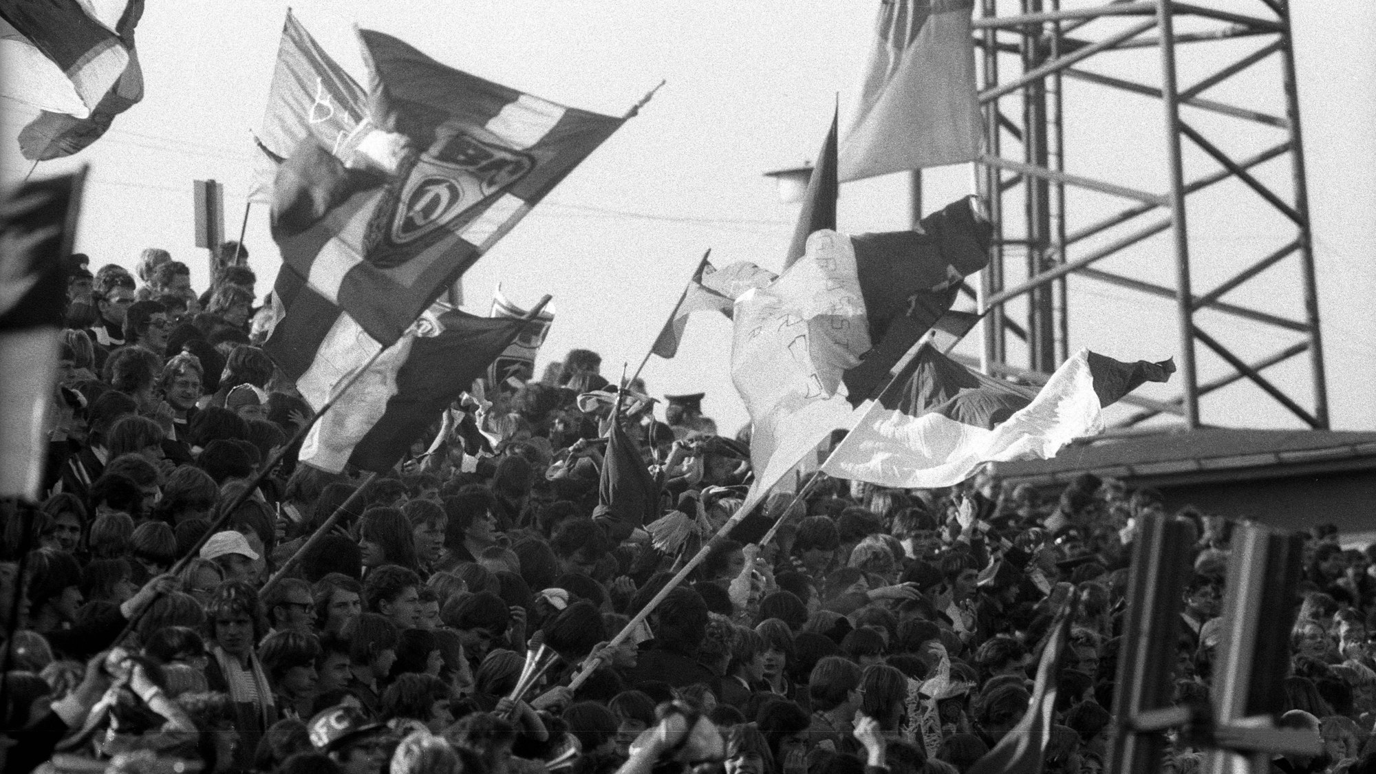 Fans des BFC Dynamo schwenken im Jahr 1979 ihre Fahnen