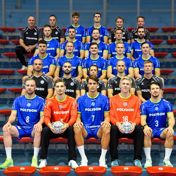 Mannschaftsfoto des VfL Gummersbach auf der Tribüne in der Schwalbe-Arena.