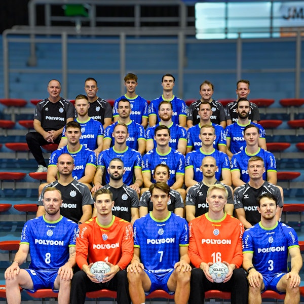 Mannschaftsfoto des VfL Gummersbach auf der Tribüne in der Schwalbe-Arena.