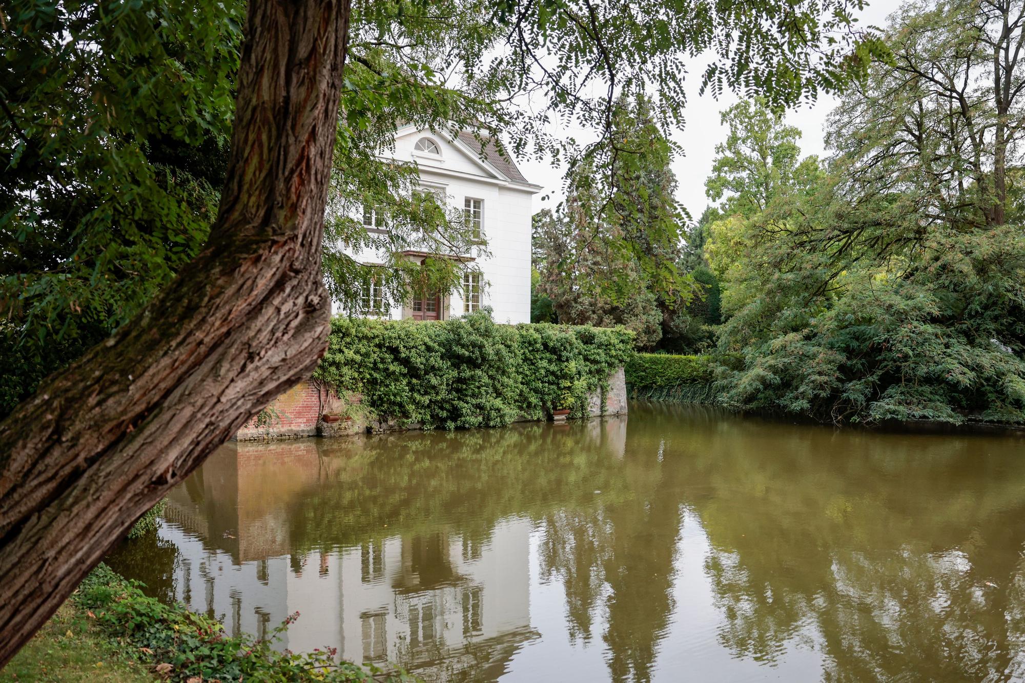 Verwunschen liegt das Weißhaus im Park in Köln-Sülz