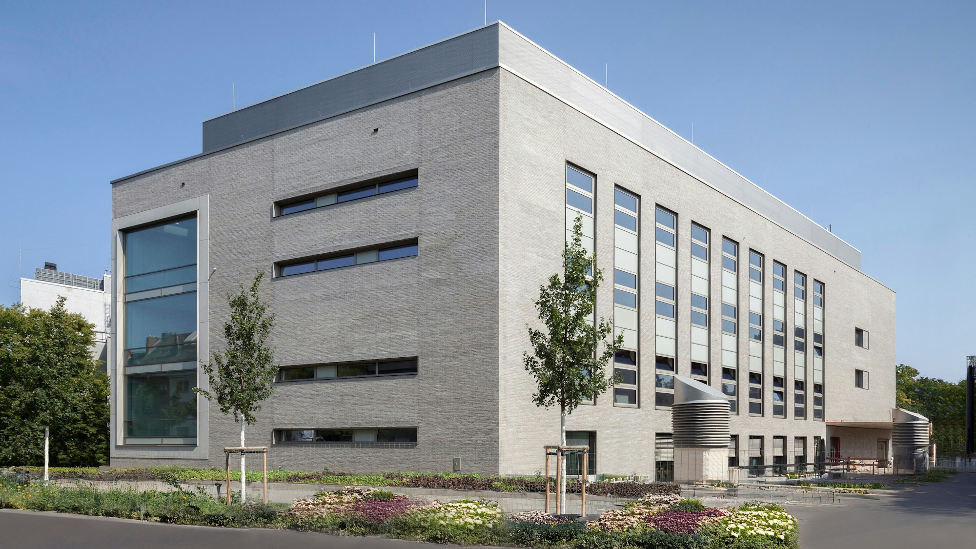 Der Neubau der Medizinischen Fakultät für Prosektur in der Anatomie an der Gleueler Straße 30 in Lindenthal