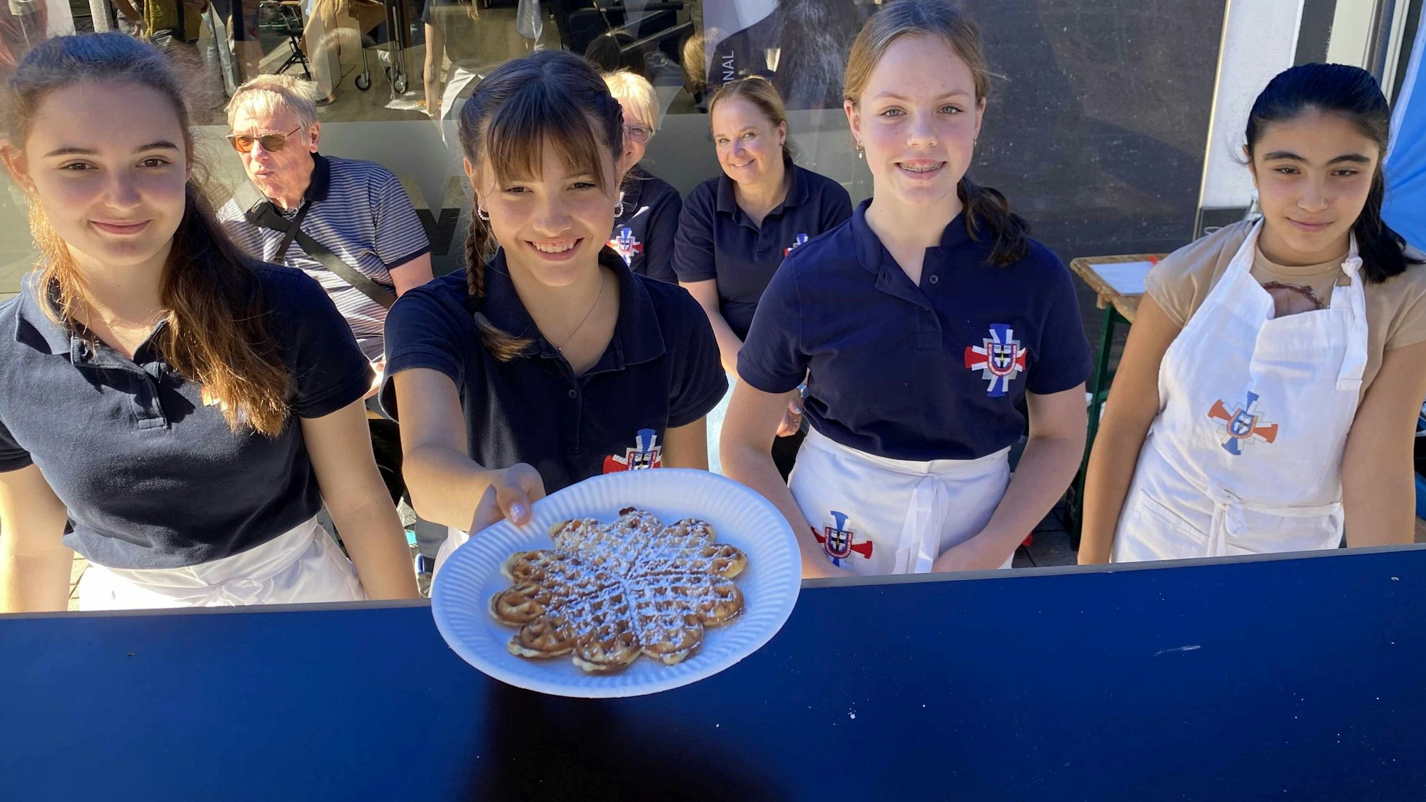 Die Tanzgruppe der Stadtsoldaten bot Waffeln an.
