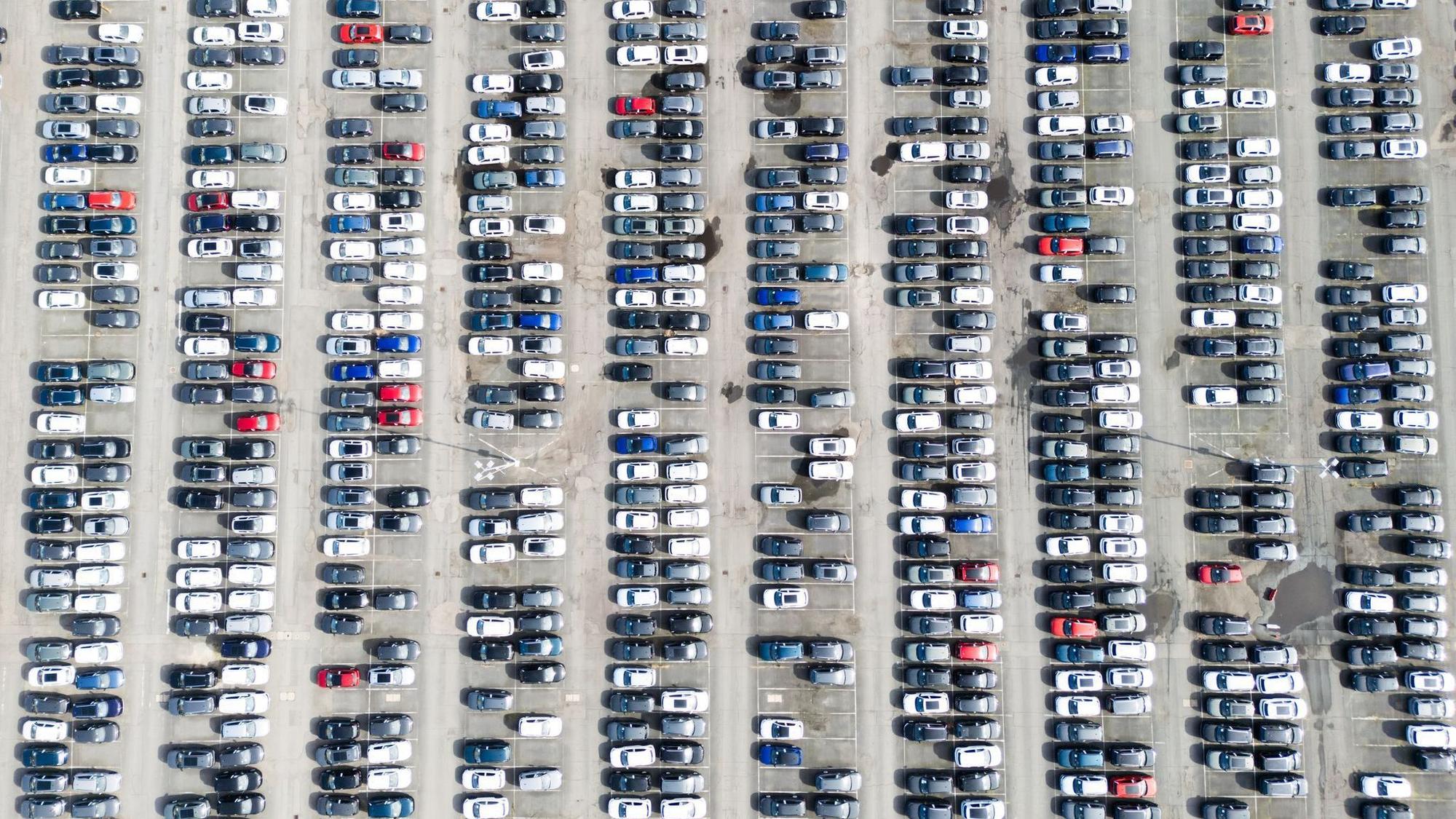 Neuwagen bei Volkswagen: Die Produktion in der Autobranche legte im Juni spürbar zu. (Archivbild)