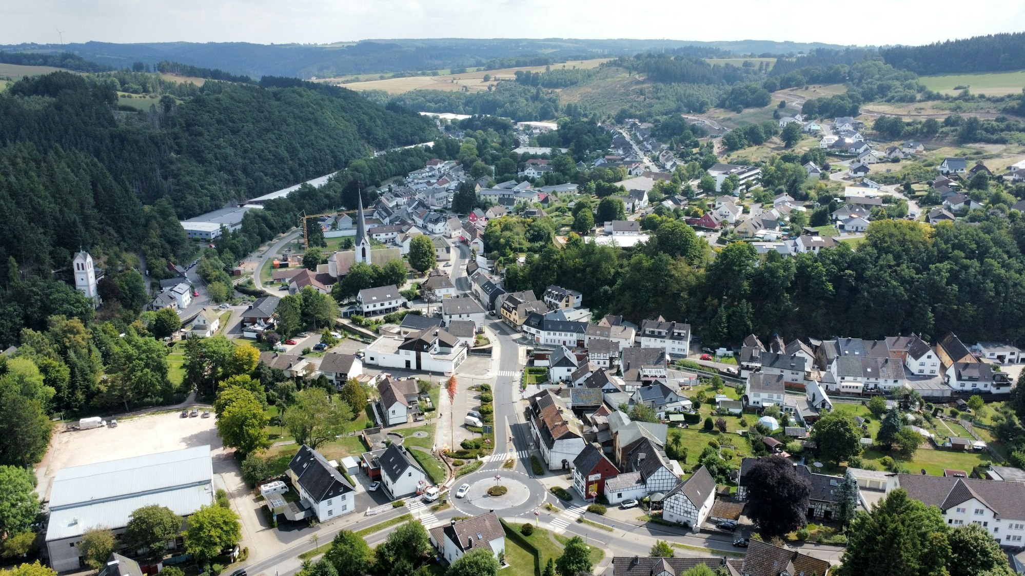 Das Luftbild, eine Drohnenaufnahme, zeigt den Ortskern von Hellenthal im August 2025.