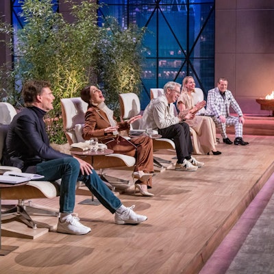 Der inzwischen 99 Jahre alte Heinz Schlechtingen aus Morsbach-Lichtenberg bringt in der „Höhle der Löwen“ die Investoren Carsten Maschmeyer (von vorne nach hinten), Judith Williams, Frank Thelen, Janna Ensthaler und Ralf Dümmel mehr als nur einmal herzlich zum Lachen.