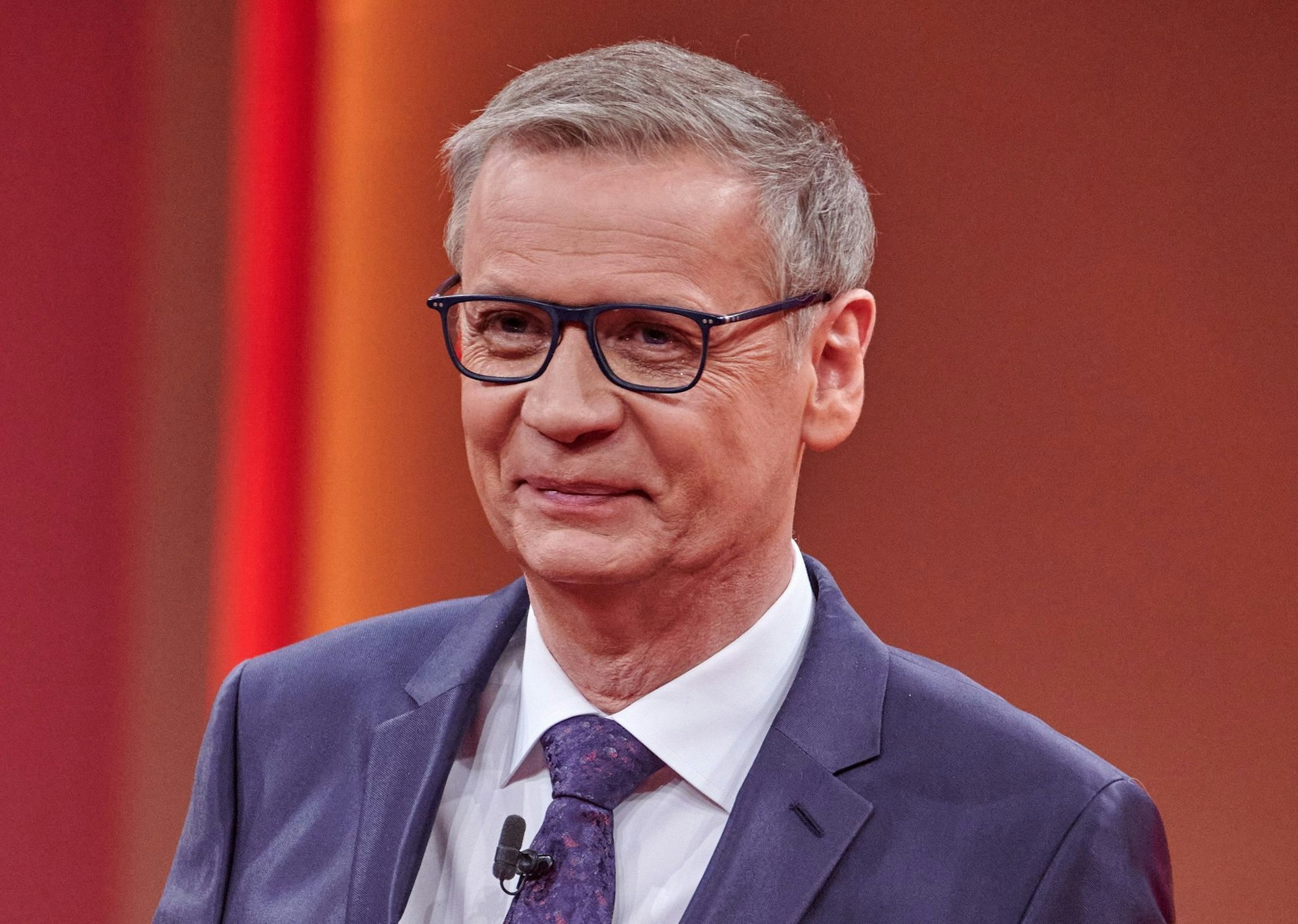 In einer neuen Folge von «Wer wird Millionär?» ist Moderator Günther Jauch mit Gehhilfen zu sehen. (Archivbild)