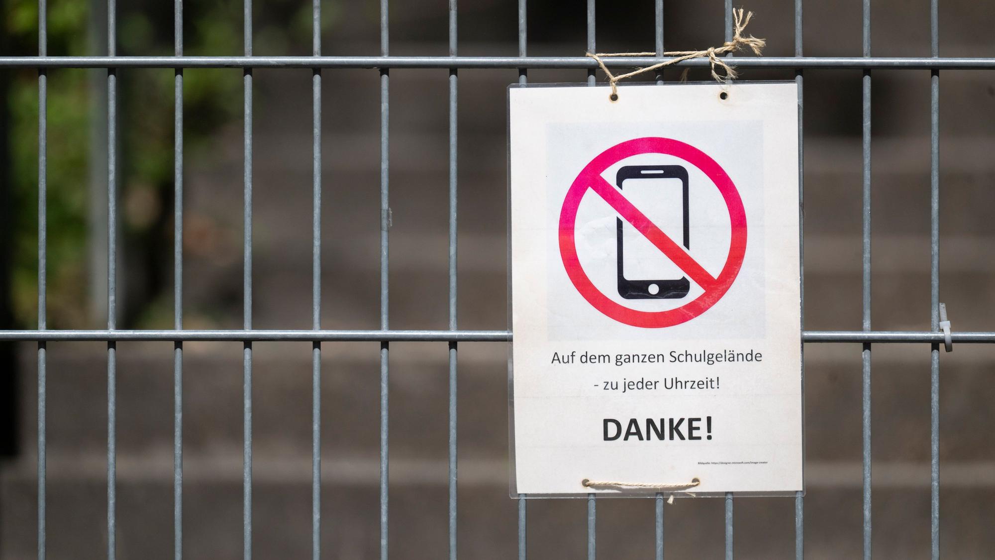Auf dem ganzen Schulgelände und zu jeder Uhrzeit Handyverbot.