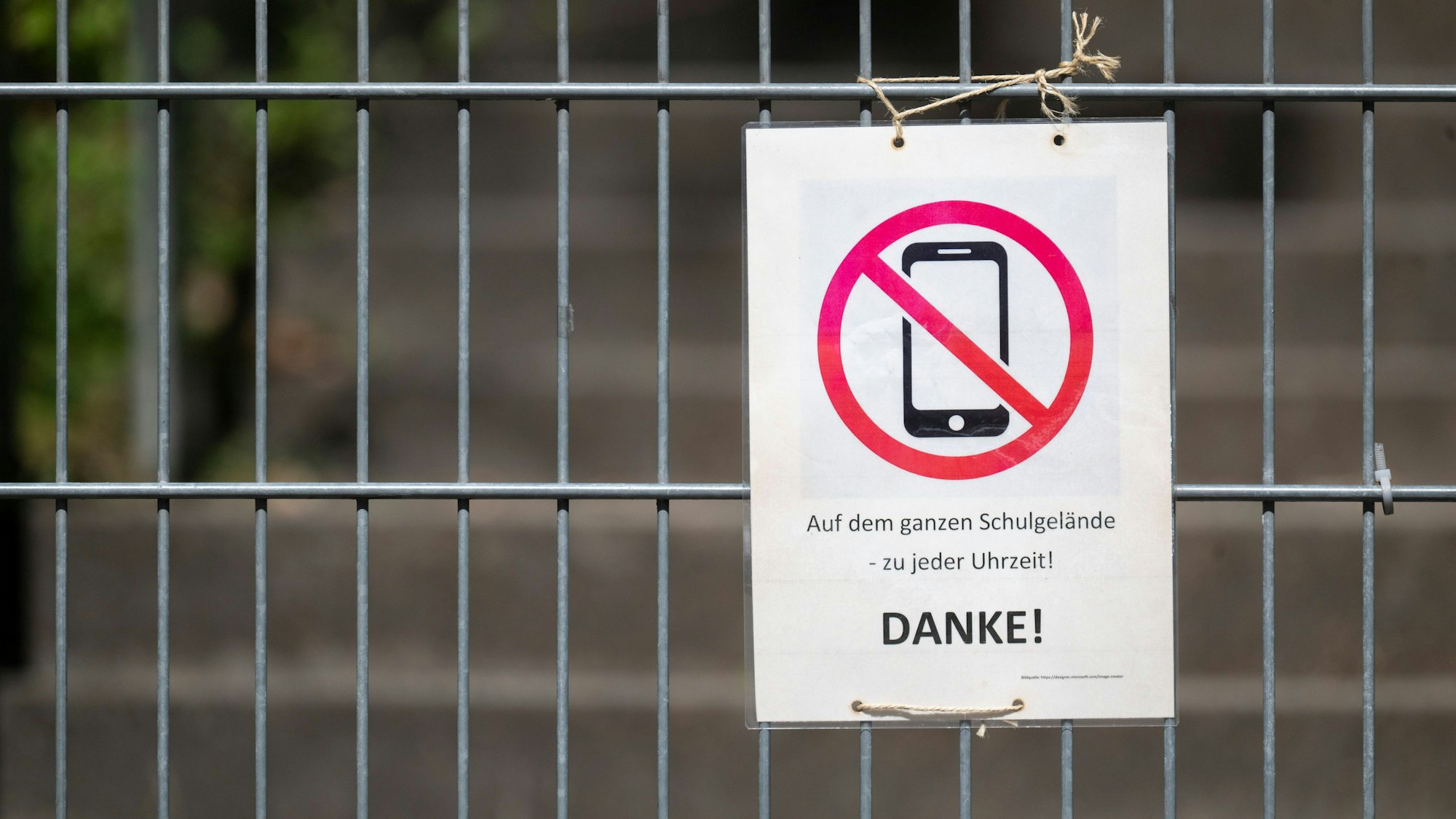 Auf dem ganzen Schulgelände und zu jeder Uhrzeit Handyverbot.