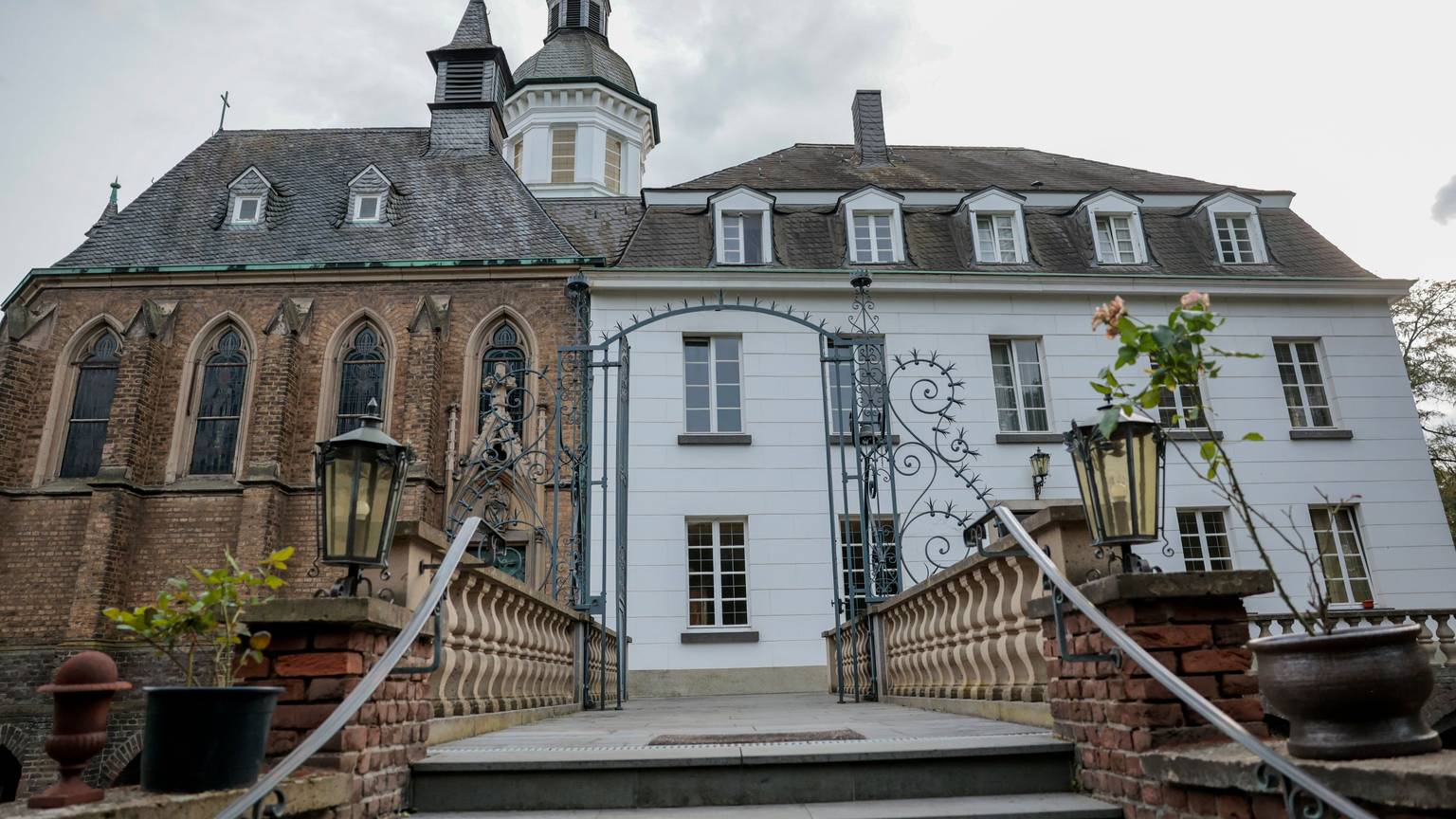 Das Wasserschloß Weißhaus in Sülz gehört zu den Schmuckstücken der Stadt Köln.
