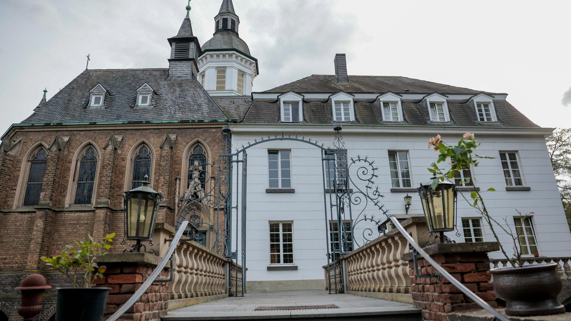 Das Wasserschloß Weißhaus in Sülz gehört zu den Schmuckstücken der Stadt Köln.