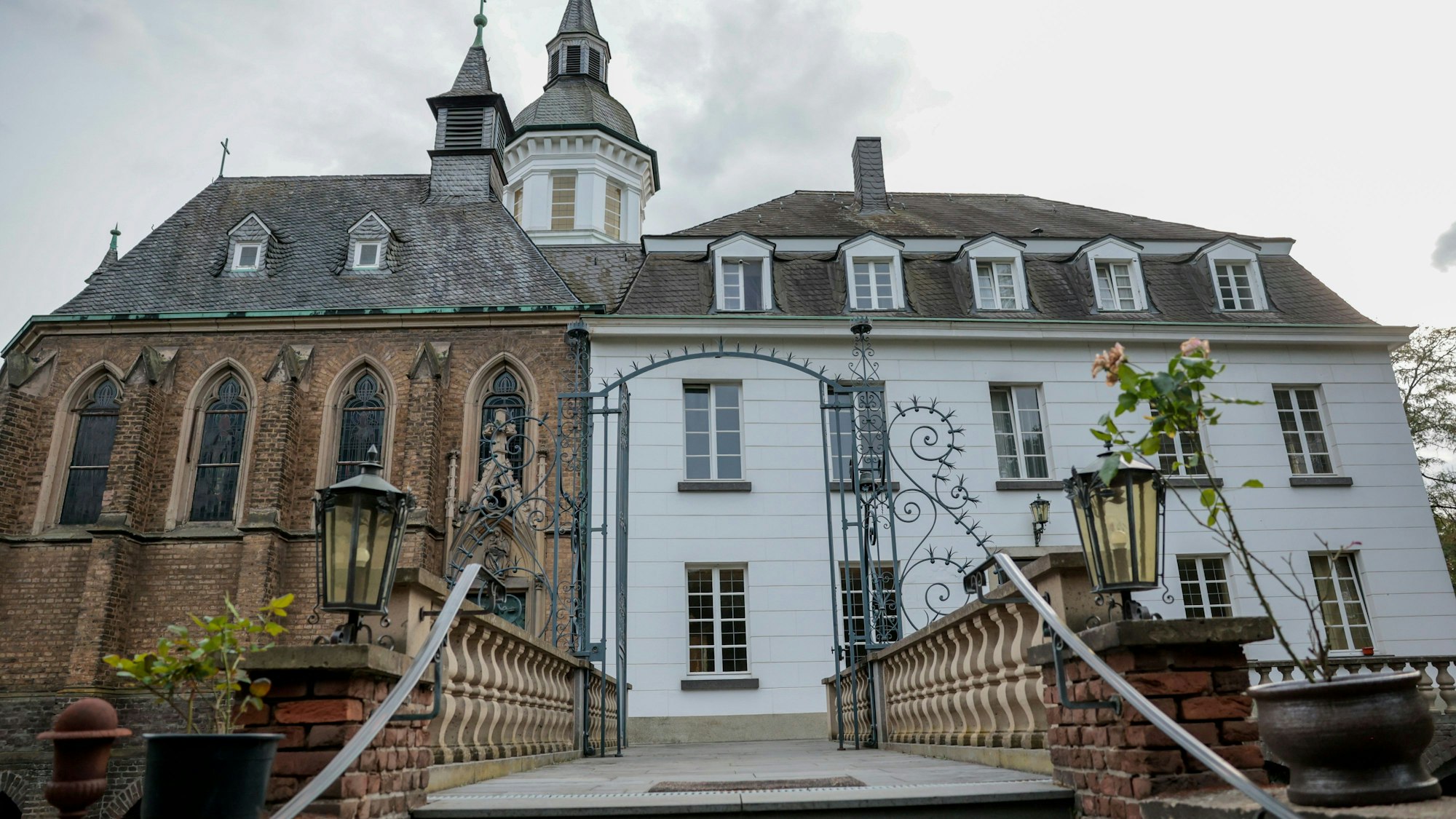 Das Wasserschloß Weißhaus in Sülz gehört zu den Schmuckstücken der Stadt Köln.