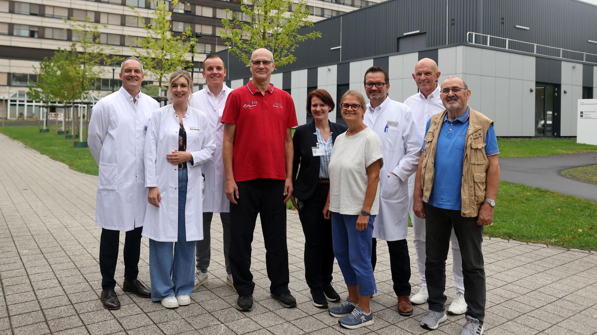 Froh über das neue Konzept im Klinikum Mehrheim: Leiter des Bereichs Endoprothetik Dr. Holger Bäthis (3.v.r.) mit dem Team des „AktivPlans“ und drei zufriedenen Patienten.
