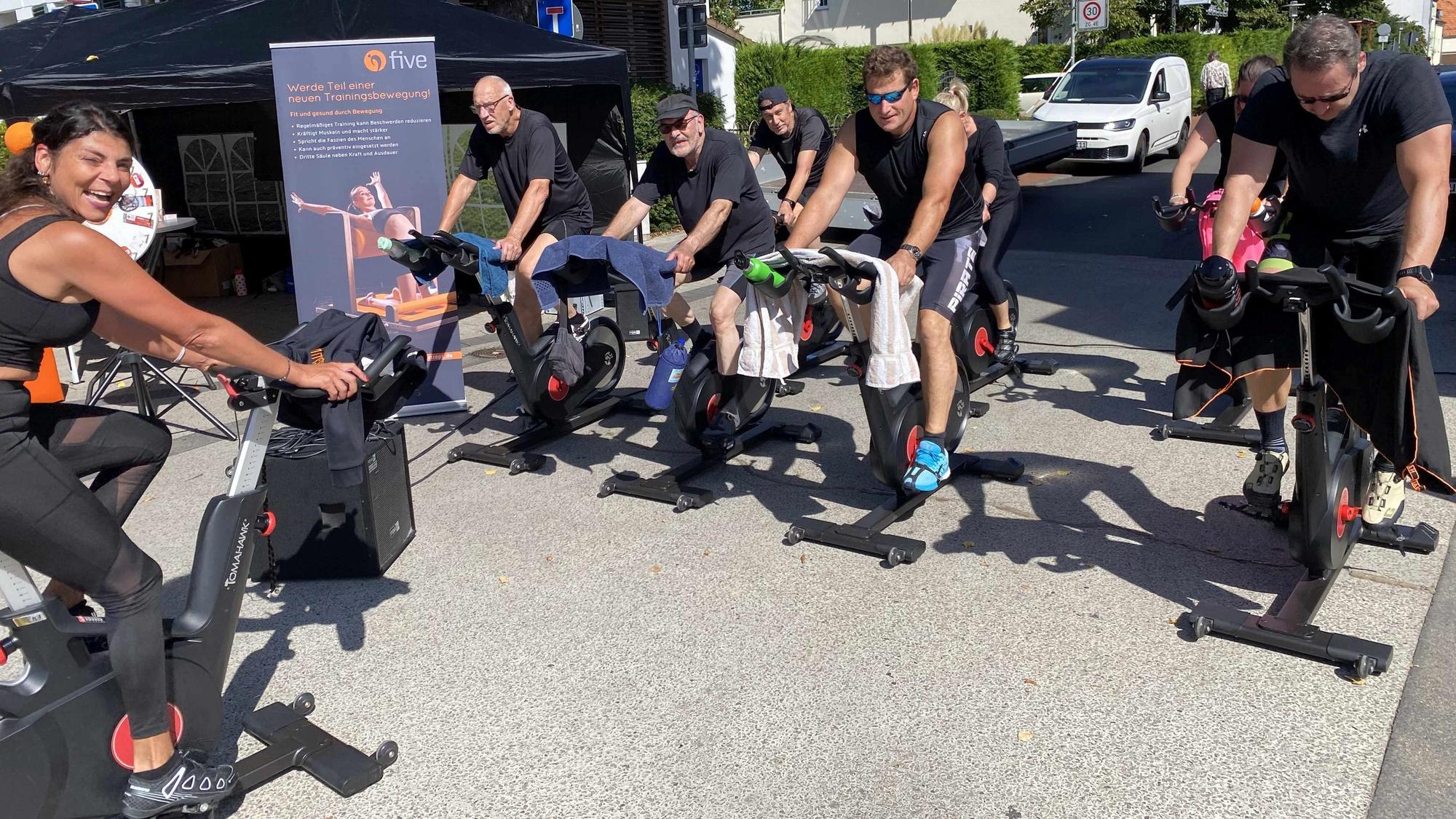 Ins Schwitzen kam die Indoor-Cycling-Gruppe um Trainerin Stephanie Willerscheid (l.).