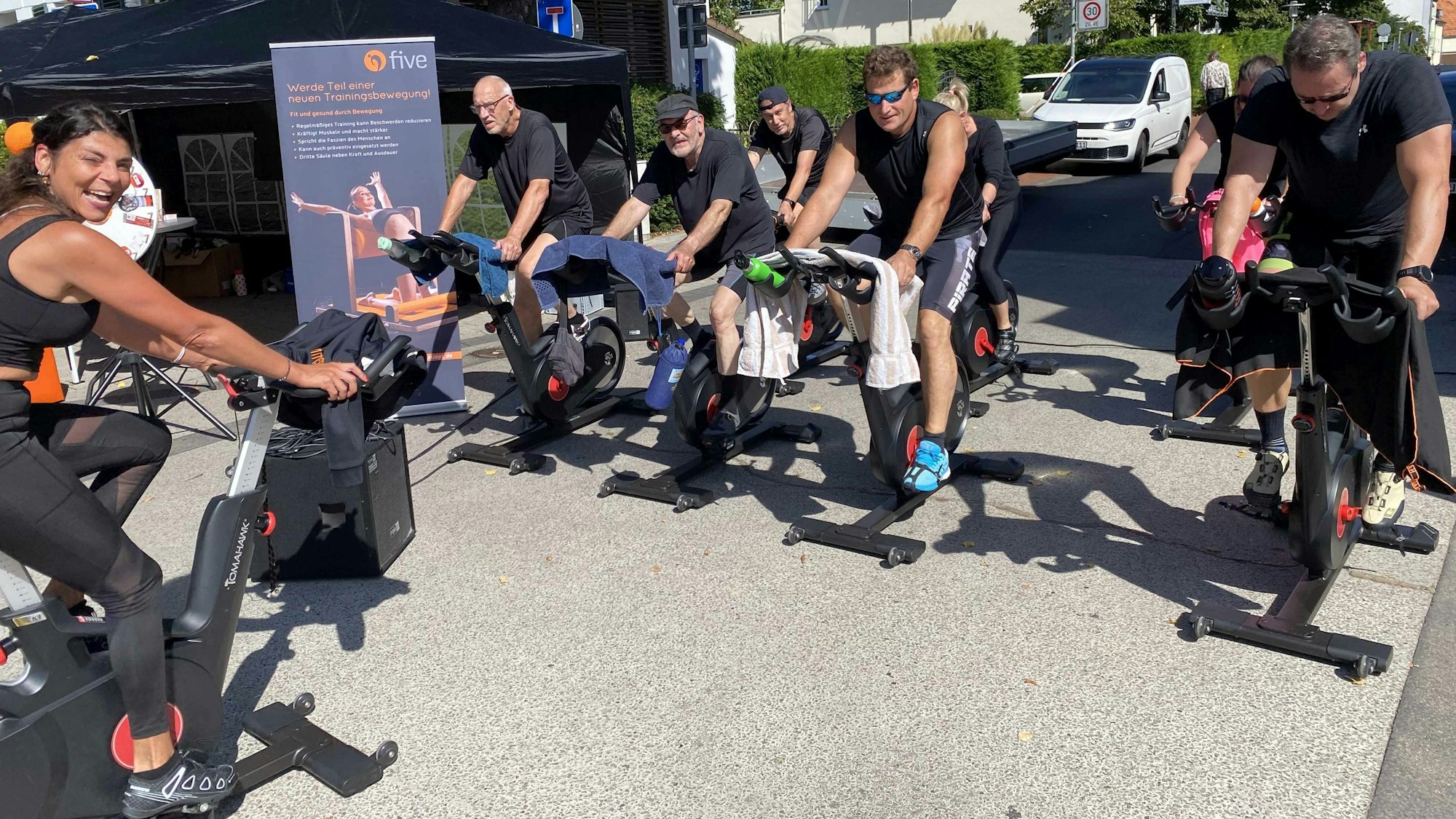 Ins Schwitzen kam die Indoor-Cycling-Gruppe um Trainerin Stephanie Willerscheid (l.).