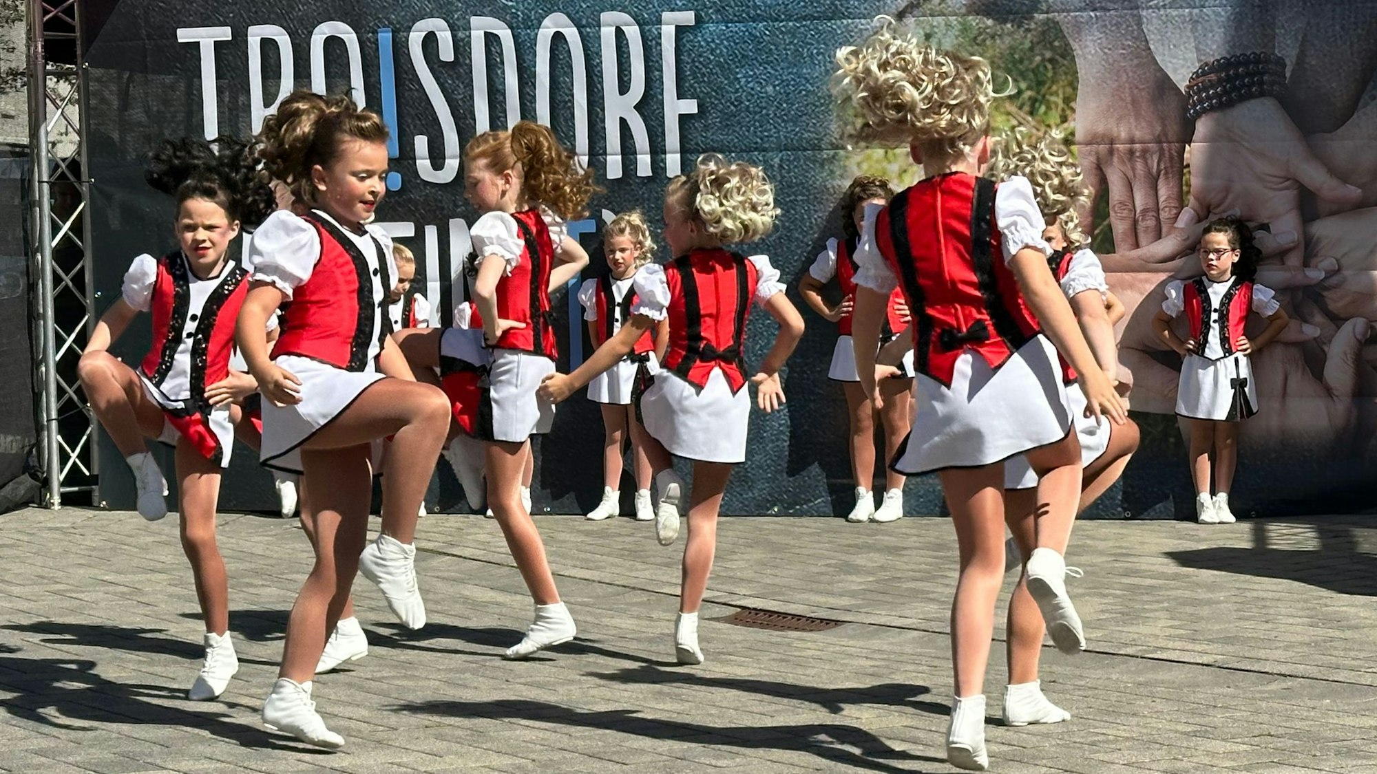 Der Nachwuchs des Tanzcorps der Altenrather Sandhasen begeisterte das Publikum auf der lebendigen Bühne auf dem Menderes-Platz.