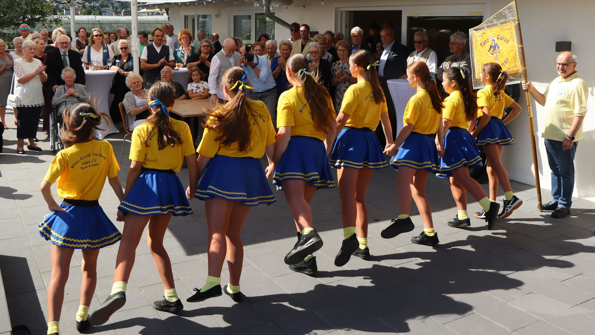 Es tanzten die Mädchen und Teenager der beiden Tanzkorbs der KG Blau-Gold Vochem.