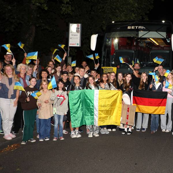 Mit Ukrainefähnchen winken die Bergisch Gladbacher Gastfamilien in der Nacht zu Montag (8.9.) ihren jungen Gästen aus Butscha.