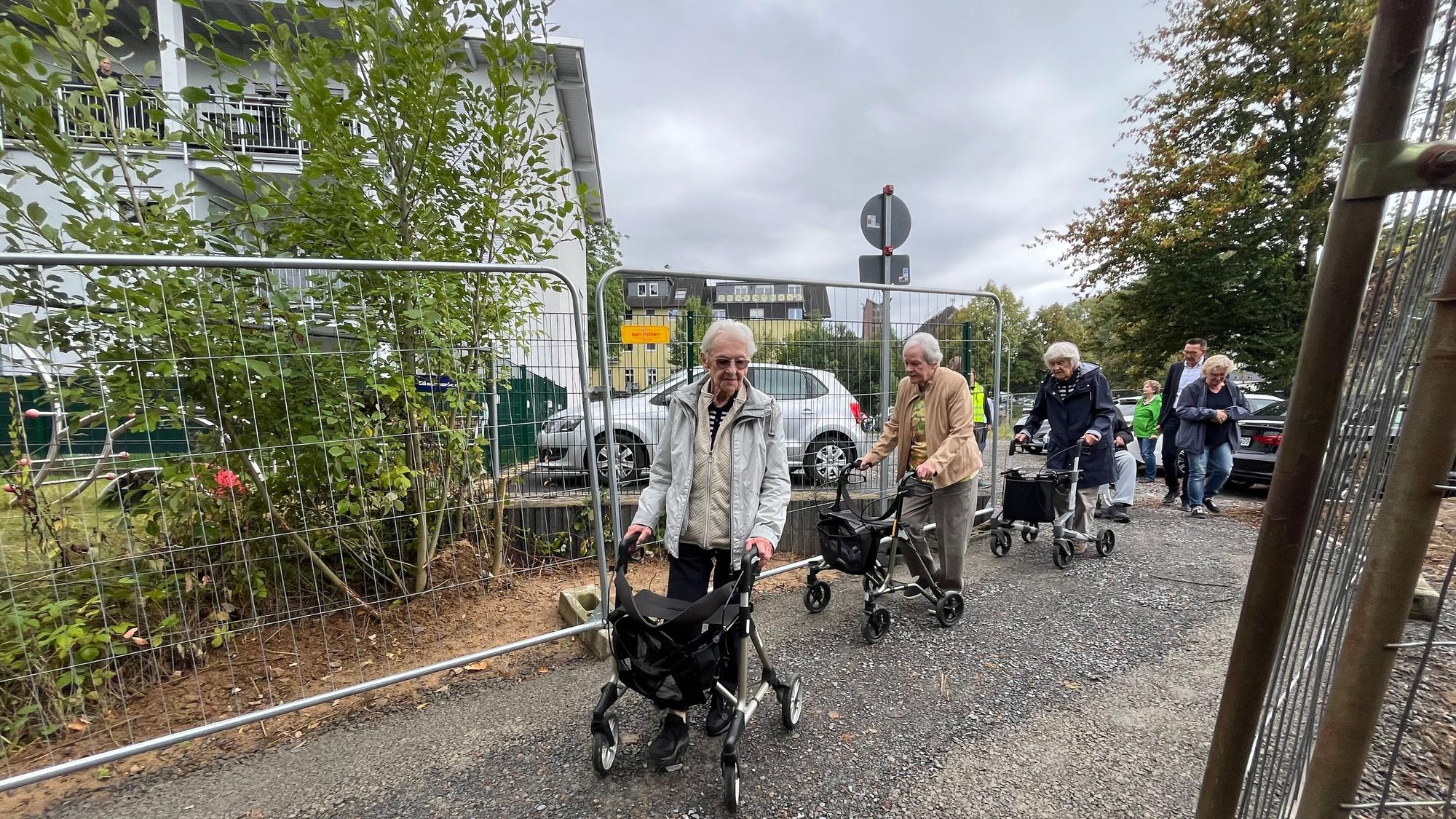 Senioren auf Fußweg