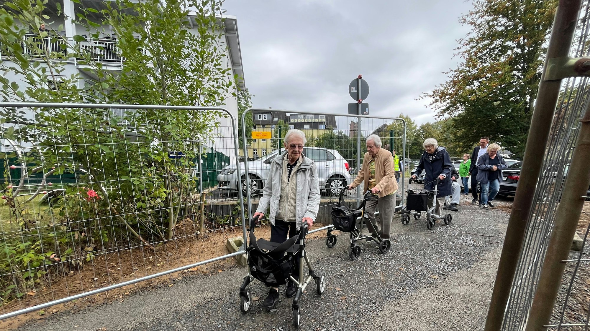 Senioren auf Fußweg