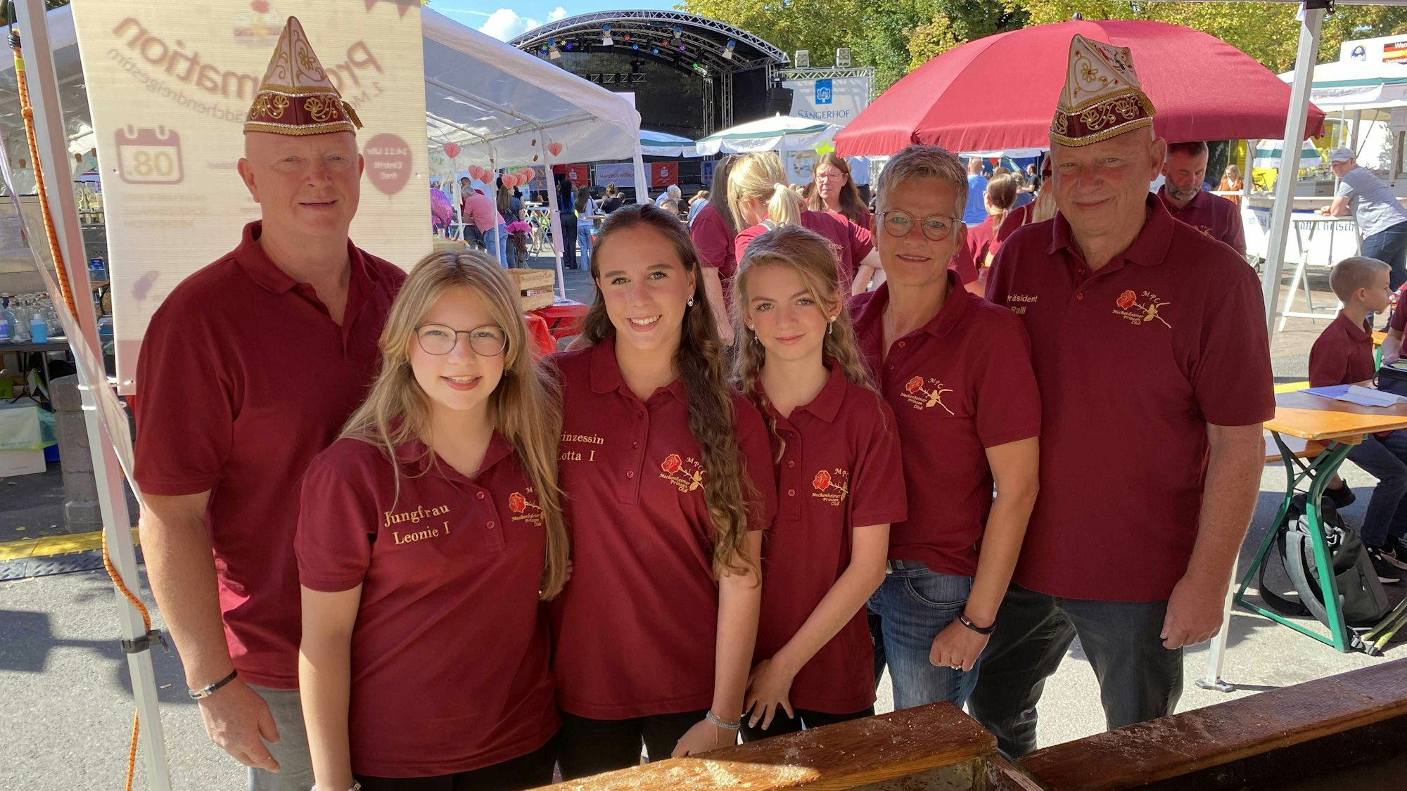 Der Prinzen-Club präsentierte das Mädchen-Dreigestirn: (v.l.) Literat Gerd Velten, Jungfrau Leonie I. (Weißensee), Prinzessin Lotta I. (Hass), Bäuerin Leonie I. (Löhr), Chefadjutantin Doris Diekmann-Schröer und Präsident Ralf ('Ralli') Diekmann.