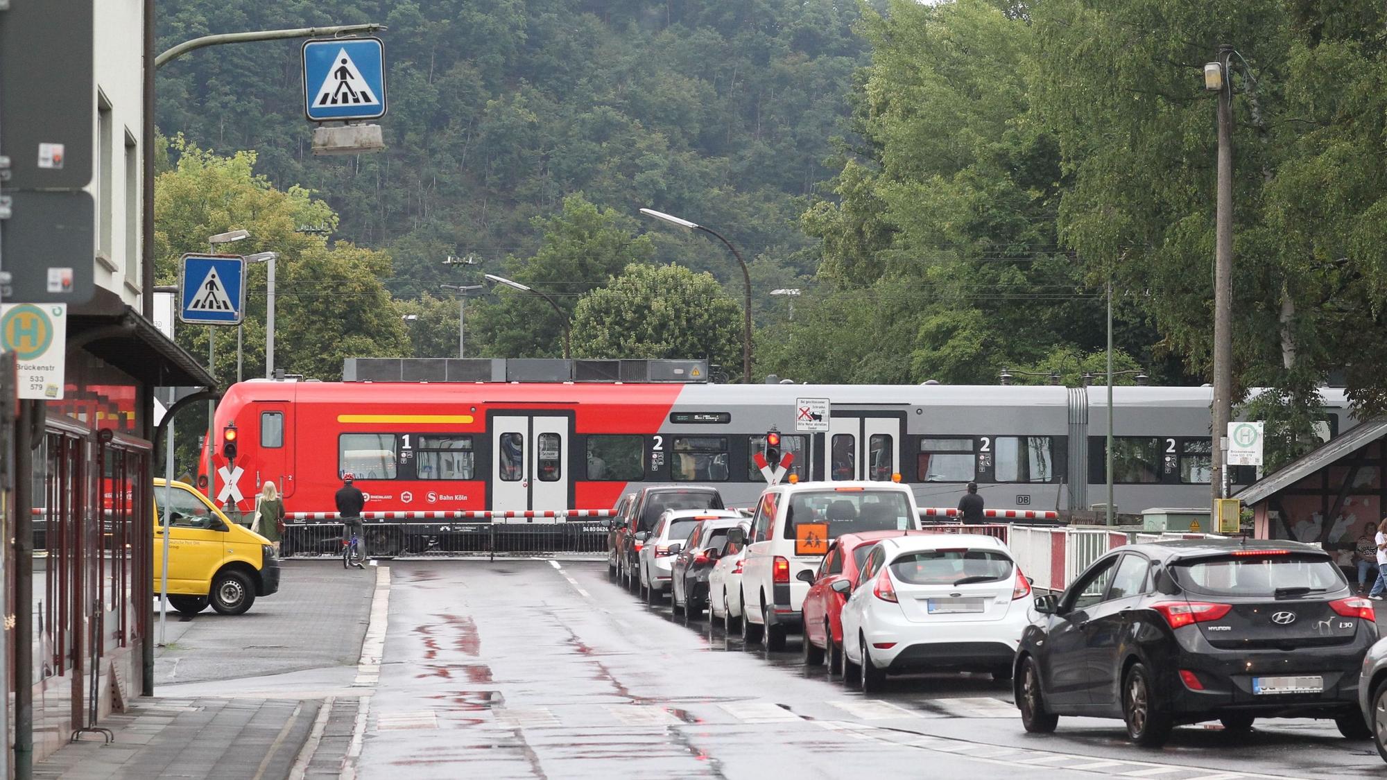 Stillstand auf der Brückenstraße: Frühestens 2033 kann eine Unterführung an Stelle des beschrankten Bahnübergangs gebaut werden.