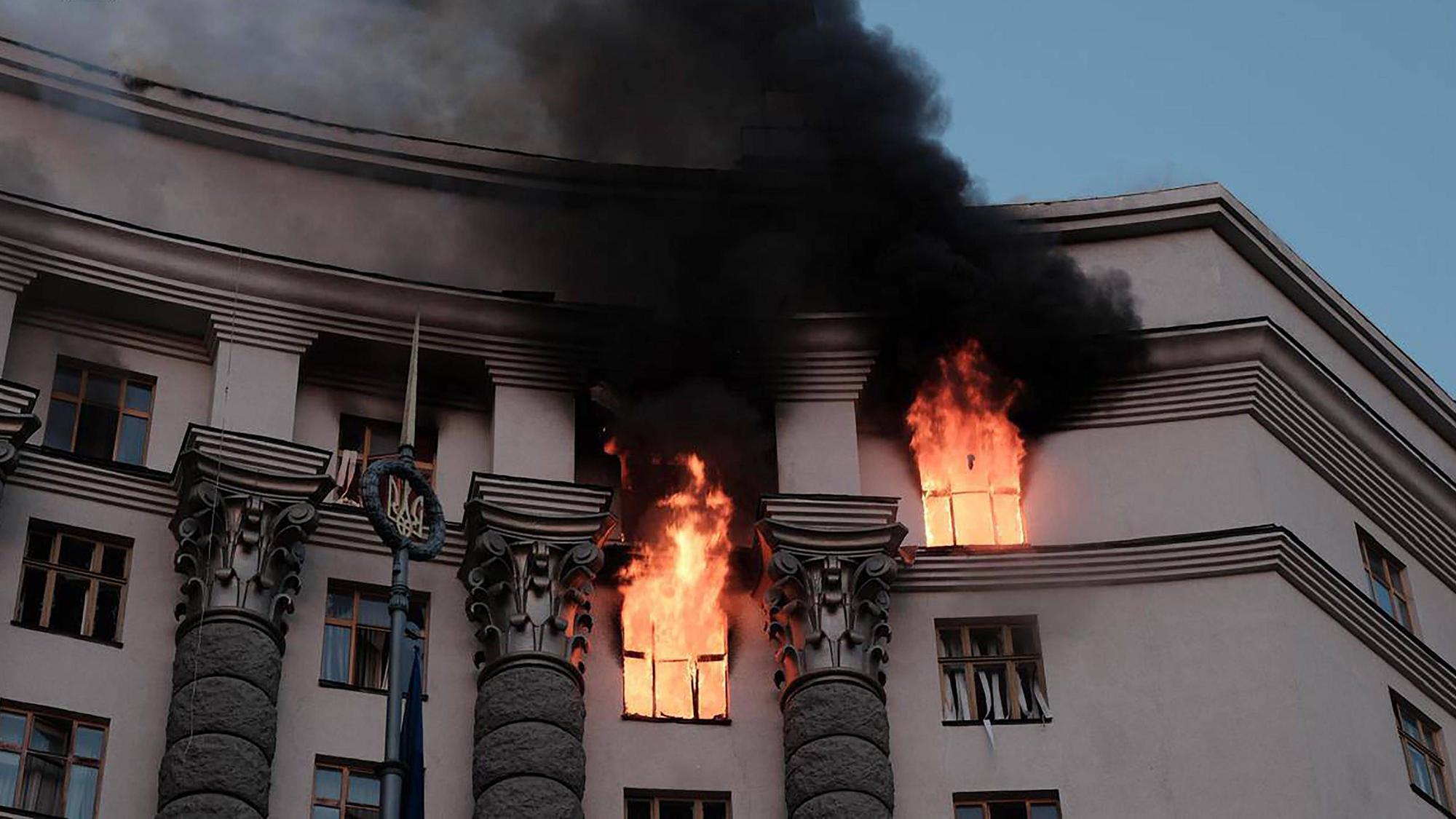 Flammen schlagen aus dem ukrainischen Regierungssitz in Kyjiw nach einem russischen Angriff auf die Hauptstadt. (Archivbild)