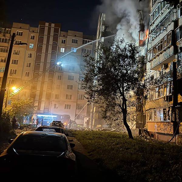 Feuerwehrleute kämpfen gegen einen Brand in einem Wohnhaus, der nach dem erneuten russischen Rekordangriff auf Kyjiw entstanden ist. (Archivbild)