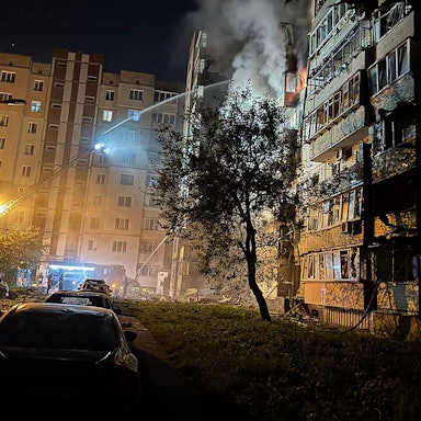 Feuerwehrleute kämpfen gegen einen Brand in einem Wohnhaus, der nach dem erneuten russischen Rekordangriff auf Kyjiw entstanden ist. (Archivbild)