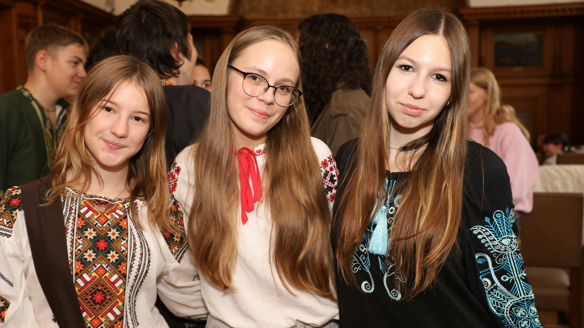 Maritschka (13), Katerina (14) und Emilia (13) in Landestracht beim Empfang im Rathaus.
