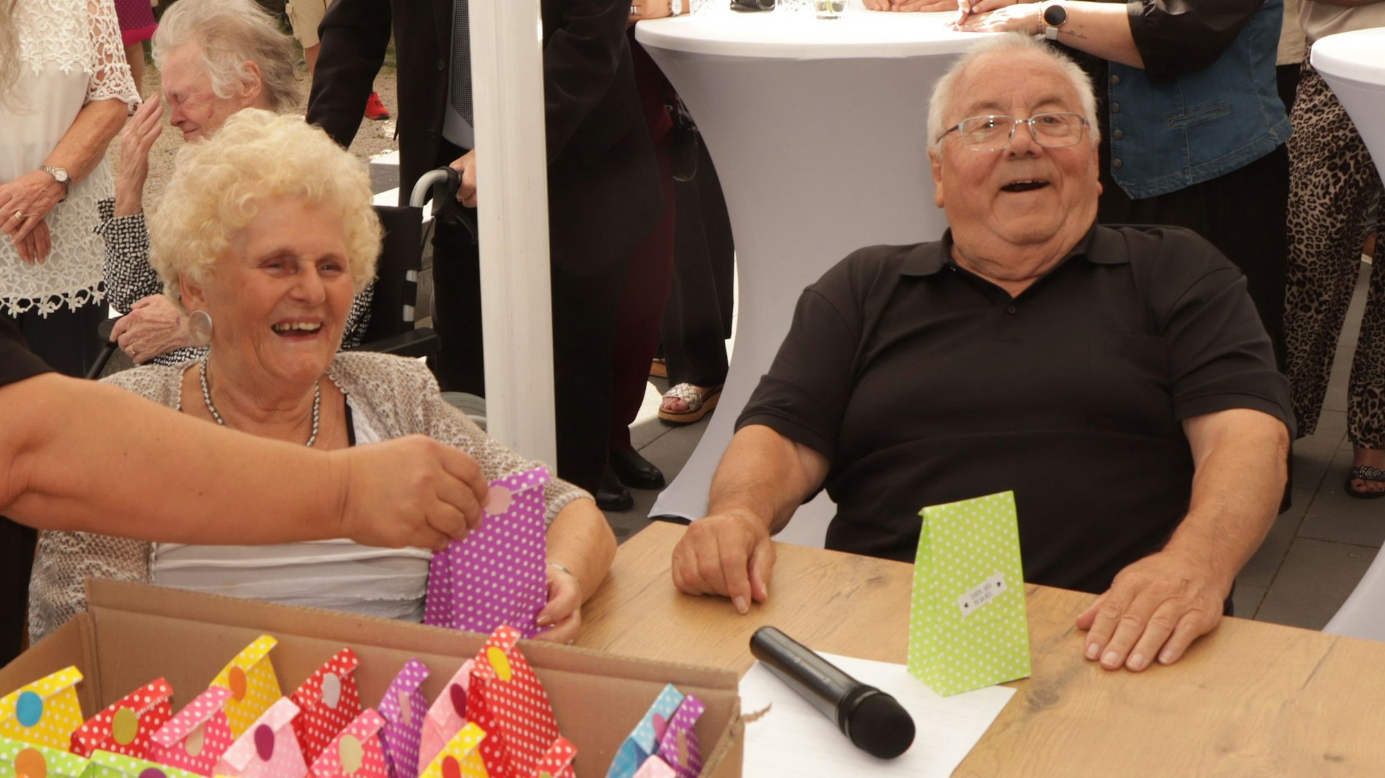 Renate und Peter Bräutigam feierten mit vielen Gästen, die ebenfalls Geschenke bekamen.