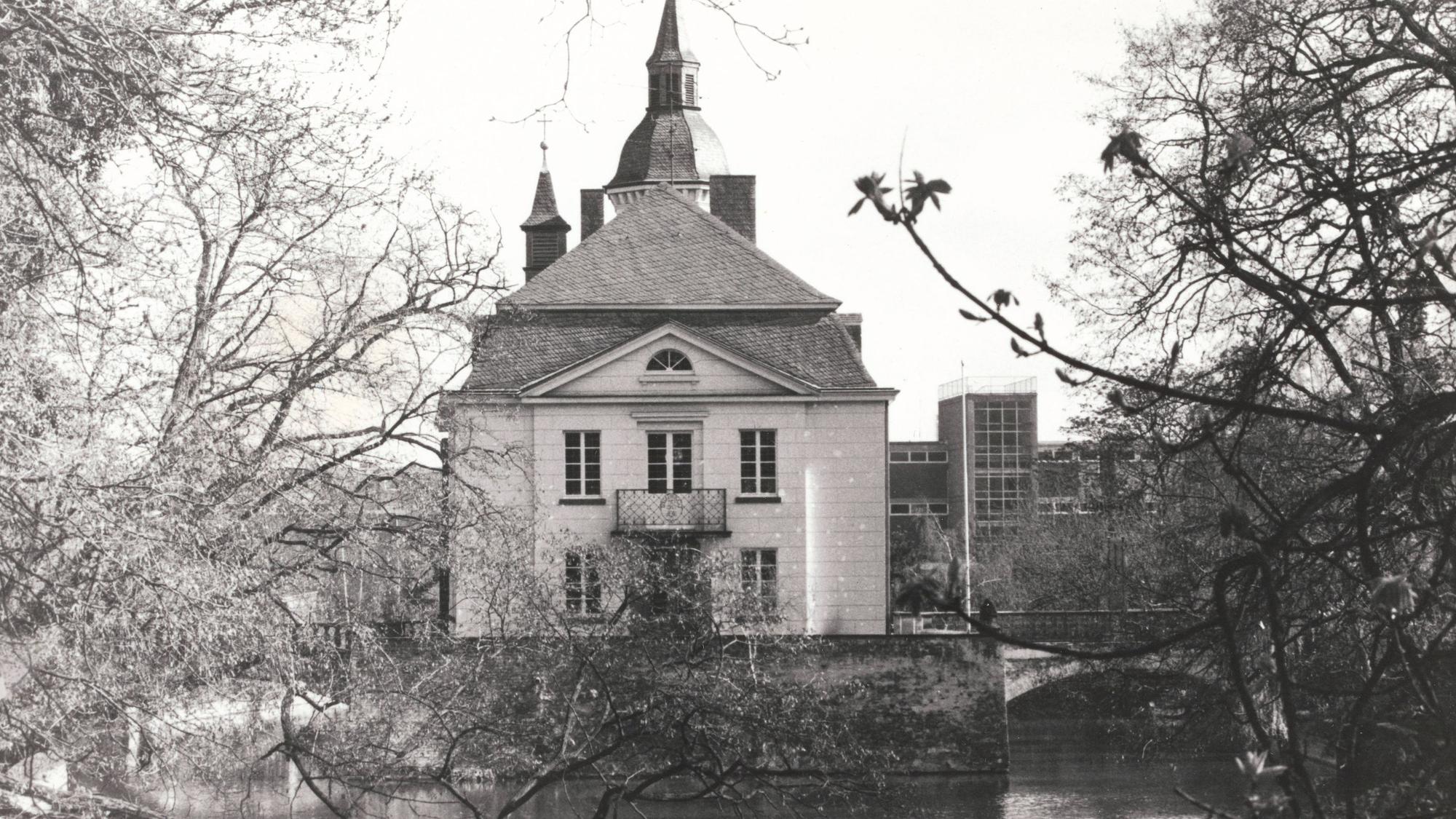 Eine Schwarz-Weiß-Aufnahme von Schloss Weißhaus in Köln-Sülz.