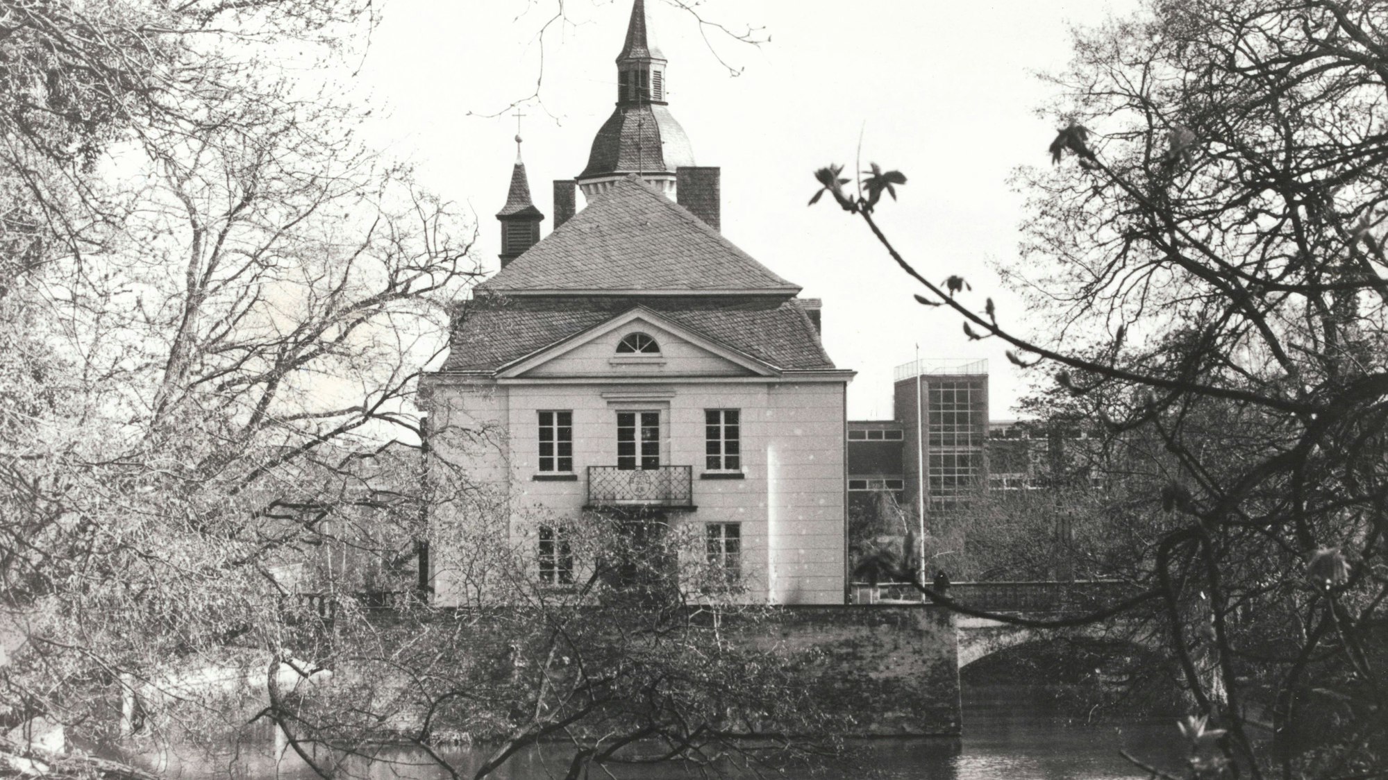 Eine Schwarz-Weiß-Aufnahme von Schloss Weißhaus in Köln-Sülz.