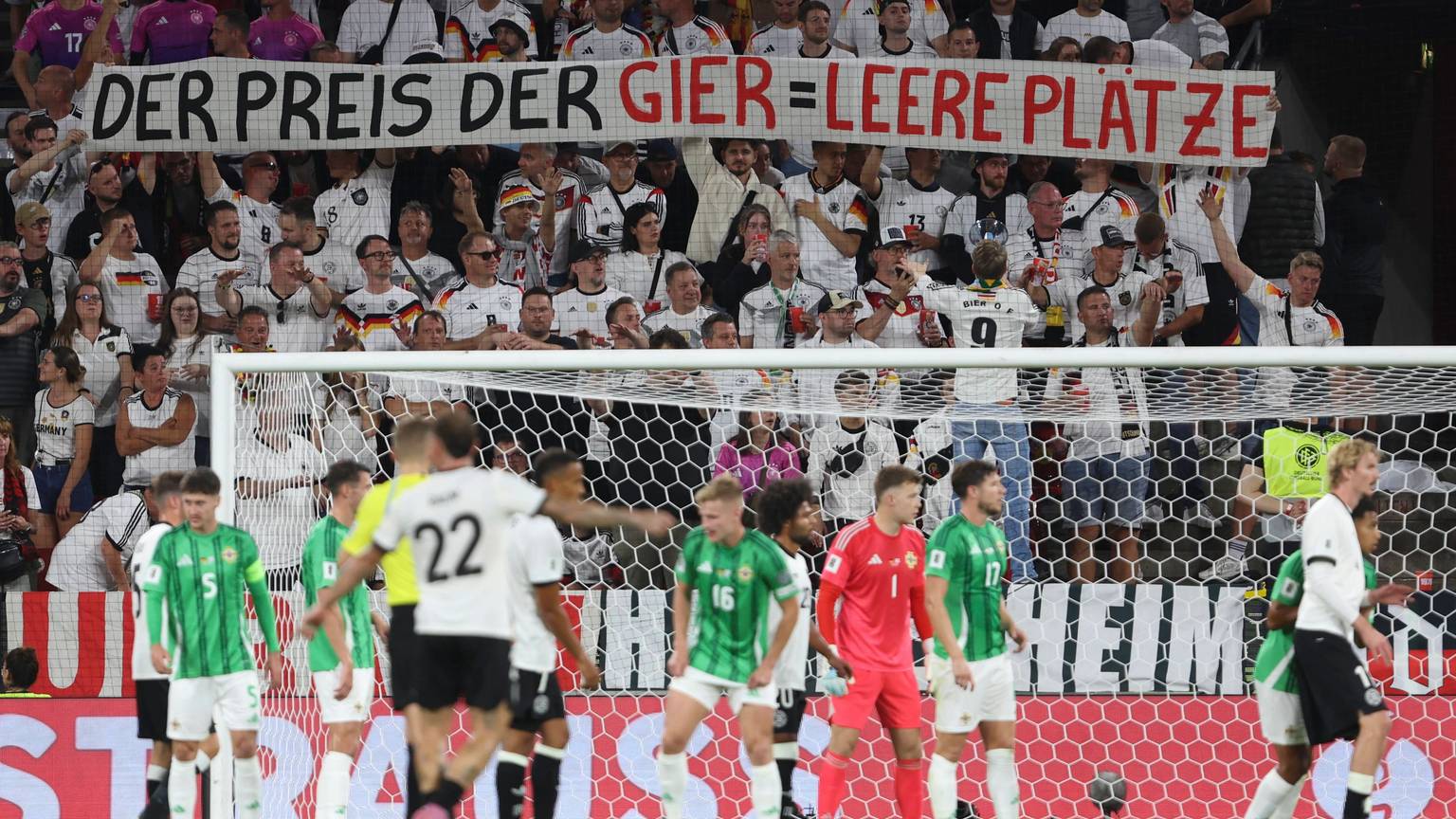 Fans von Deutschland sind zu sehen mit einem Banner während des Qualifikationsspiels zur WM 26 zwischen Deutschland und Nordirland in Köln